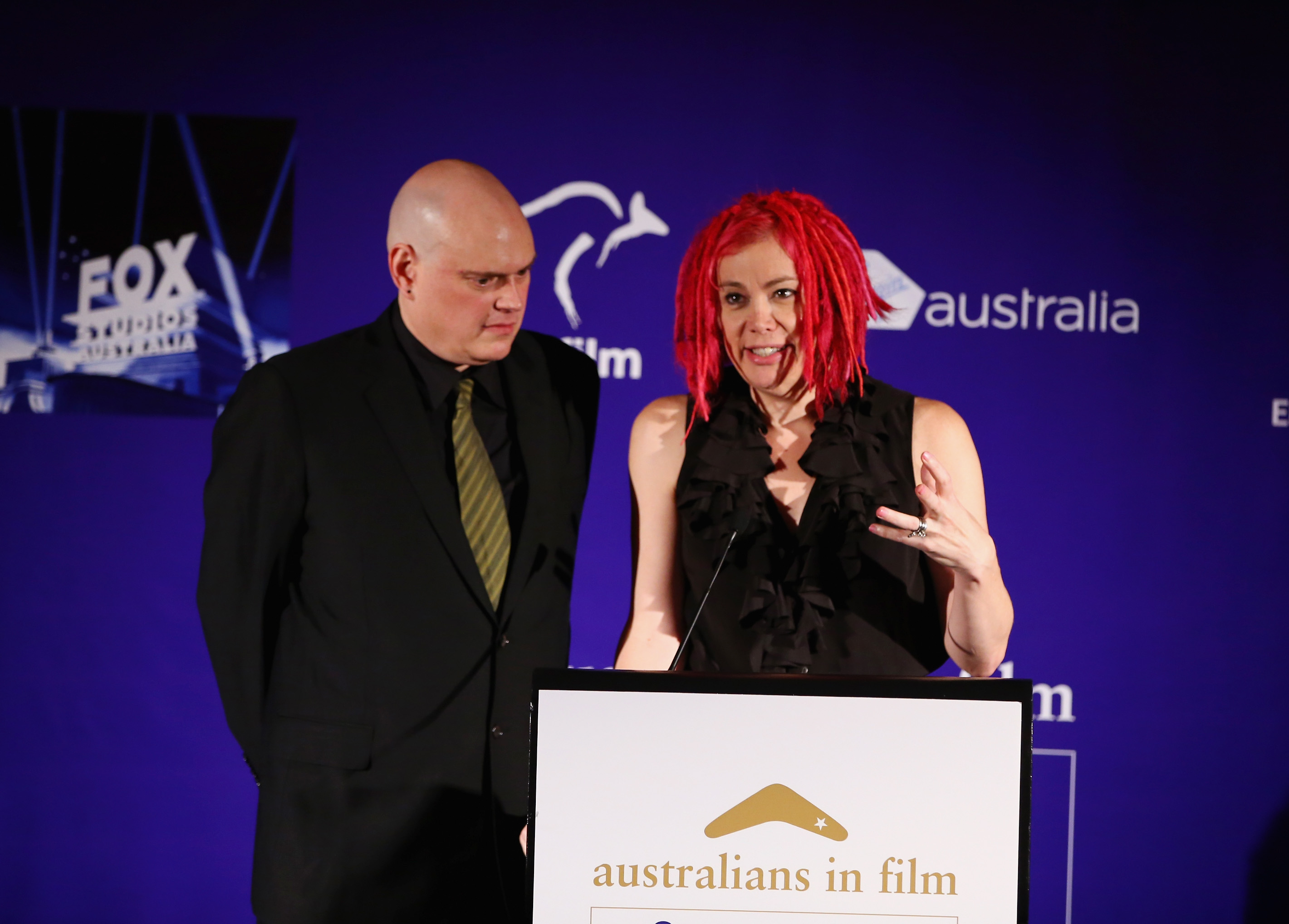 Andy Wachowski und Lana Wachowski sprechen auf der Bühne bei der 2nd Annual Australians in Film Awards Gala im Intercontinental Hotel am 24. Oktober 2013 in Beverly Hills, Kalifornien. | Quelle: Getty Images