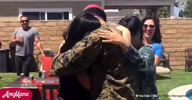 Ein Soldat traf seinen kleinen Bruder zum ersten Mal, als er ohne Ankündigung wieder nach Hause kam
