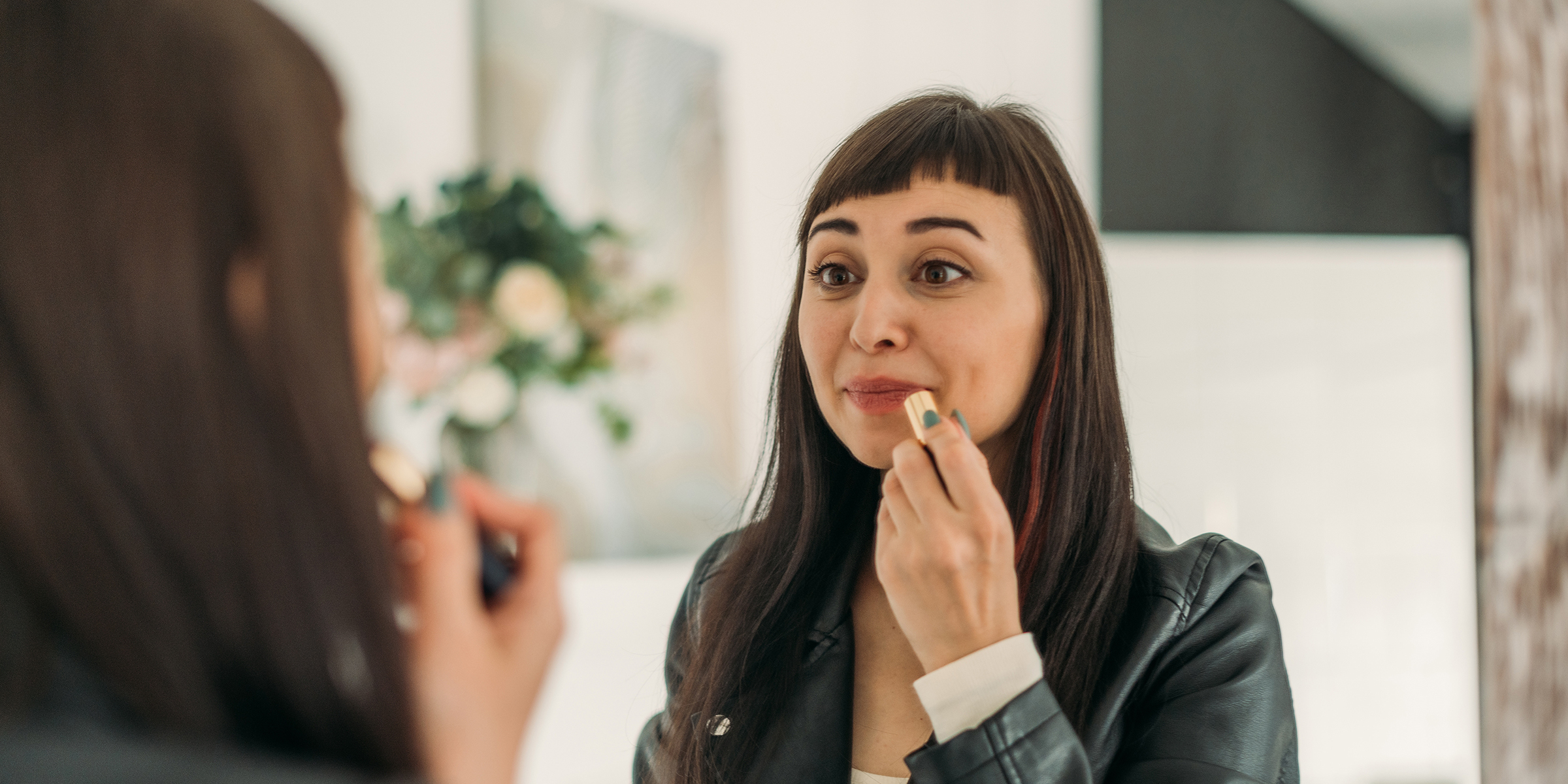 Frau, die sich verkleidet | Quelle: Shutterstock