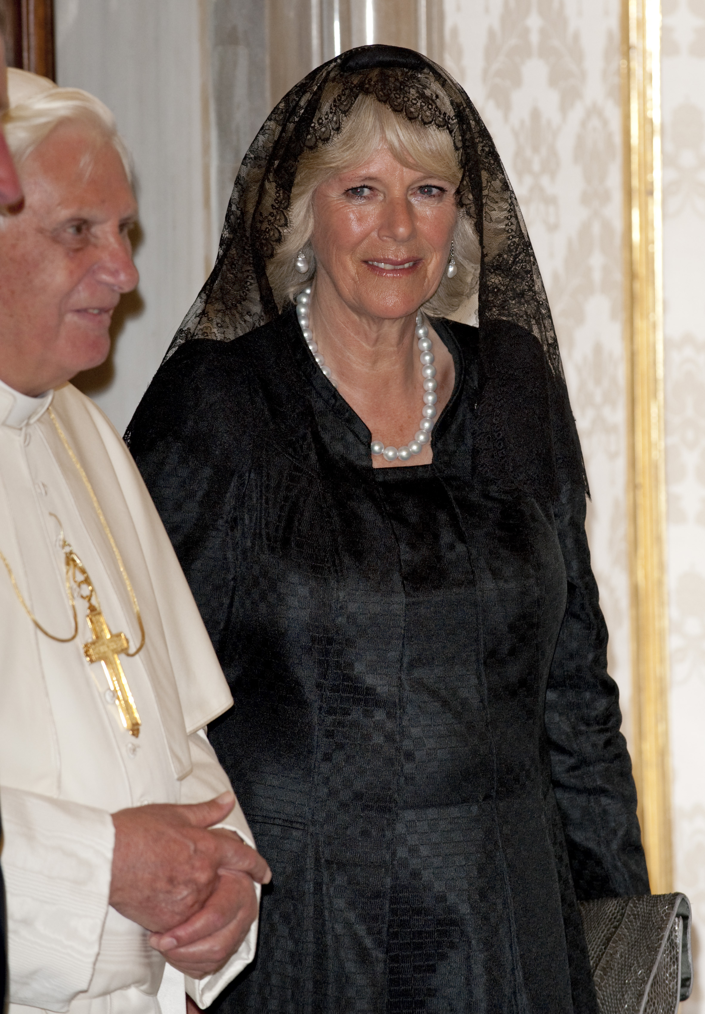Camilla, Herzogin von Cornwall, trifft Papst Benedikt XVI. am 27. April 2009 in Italien | Quelle: Getty Images