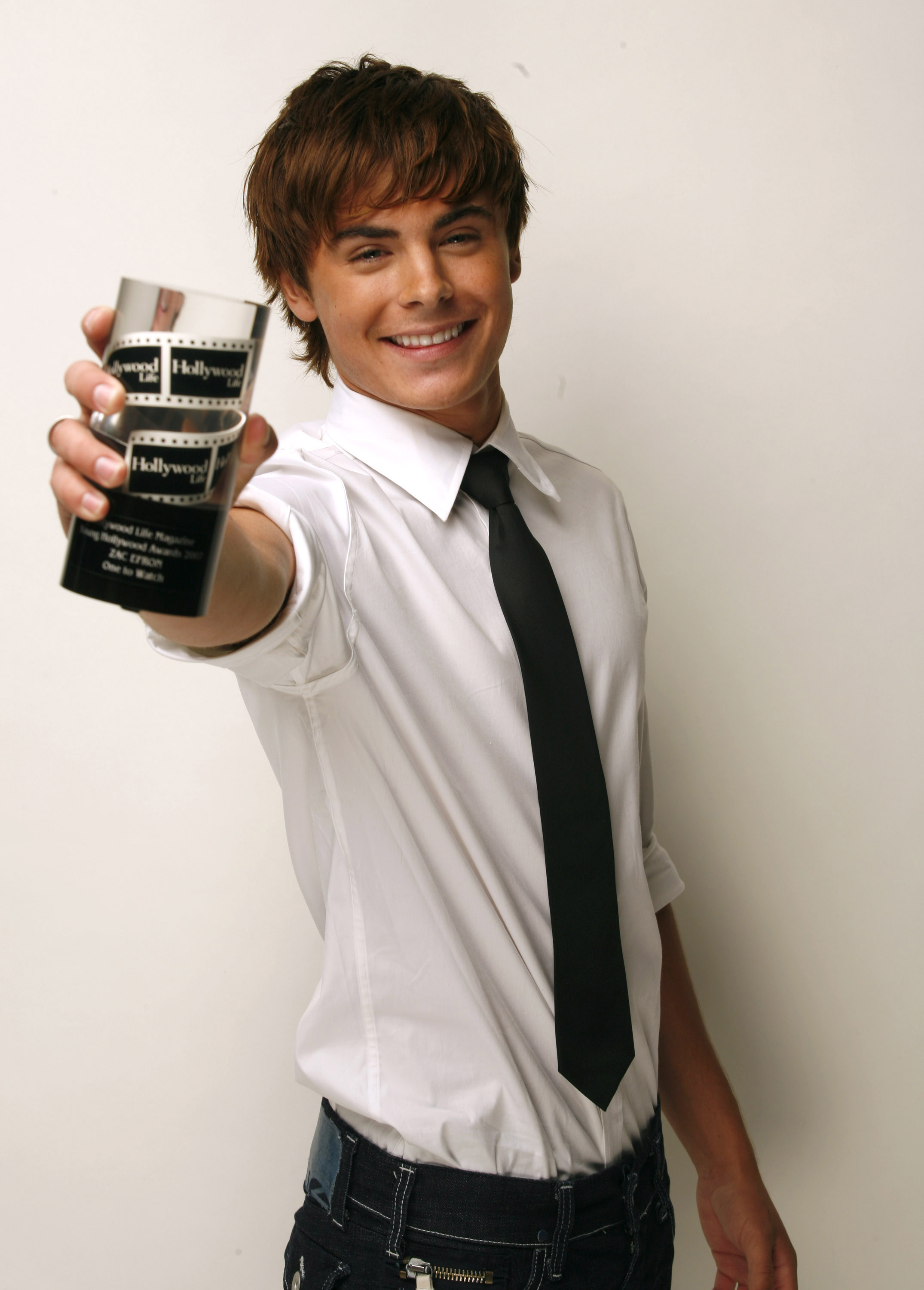 Zac Efron hält seinen One to Watch Award bei den Movieline's Hollywood Life 9th Annual Young Hollywood Awards am 22. April 2007 | Quelle: Getty Images