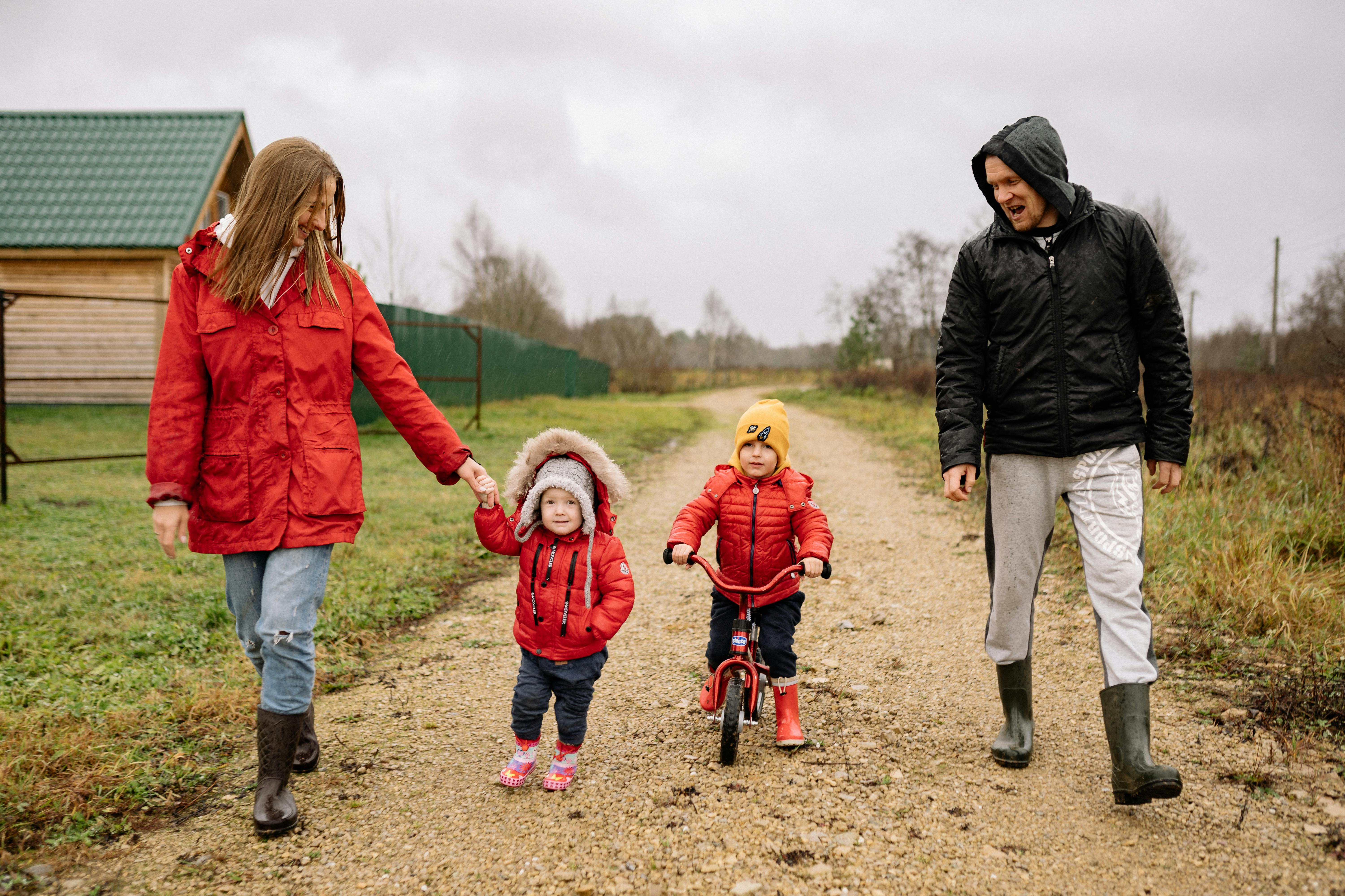 Eine Familie spielt im Freien | Quelle: Pexels