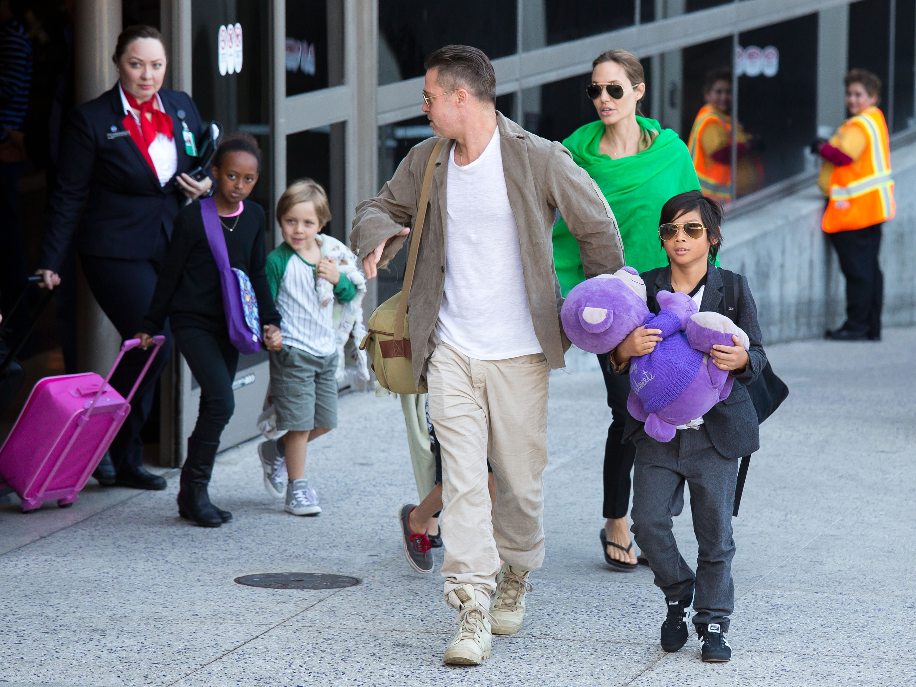 Brad Pitt und Angelina Jolie mit ihren Kindern am Los Angeles International Airport am 5. Februar 2014. | Quelle: Getty Images