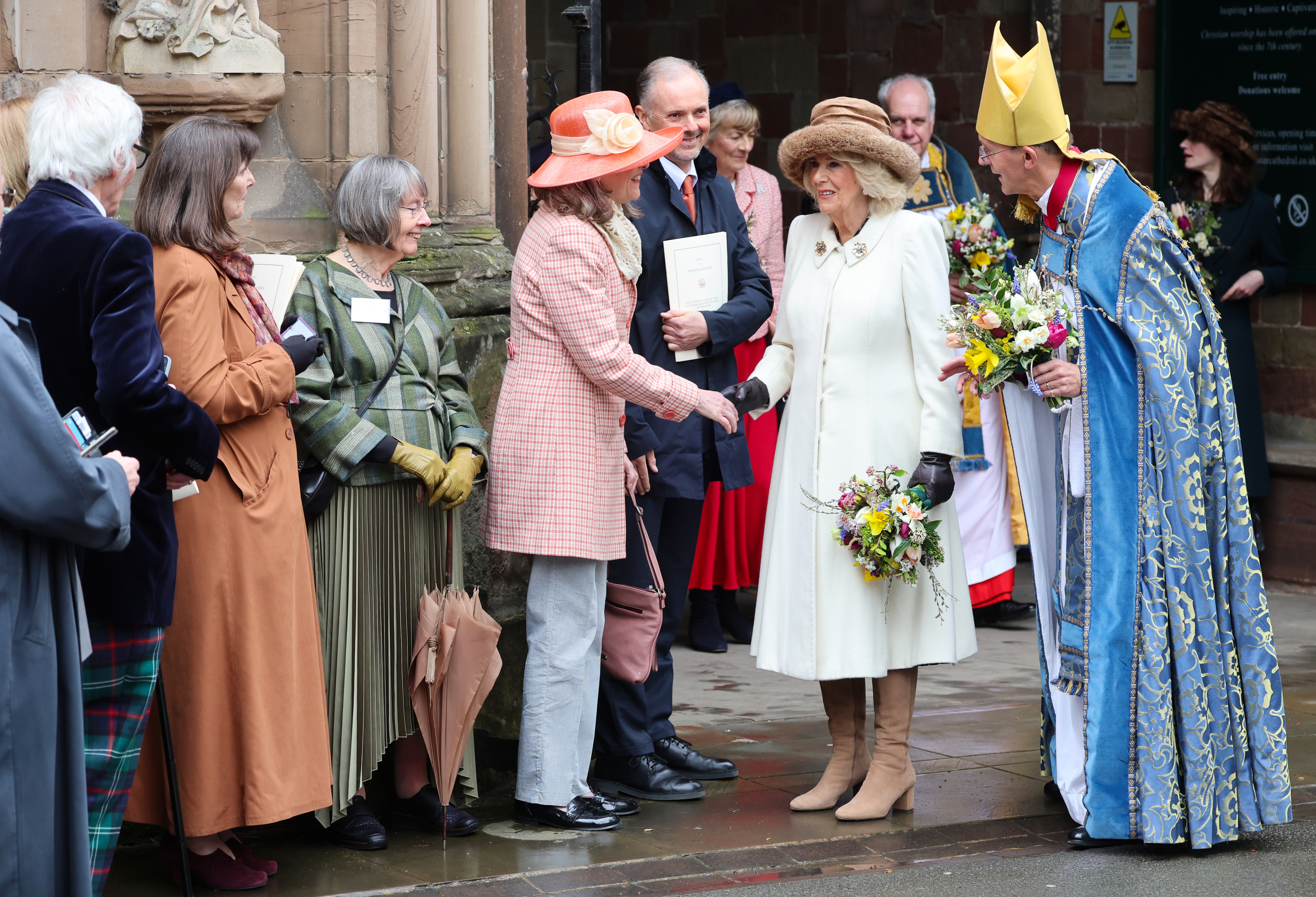 Königin Camilla nimmt am 28. März 2024 in der Kathedrale von Worcester, England, am königlichen Maundy-Gottesdienst teil. | Quelle: Getty Images