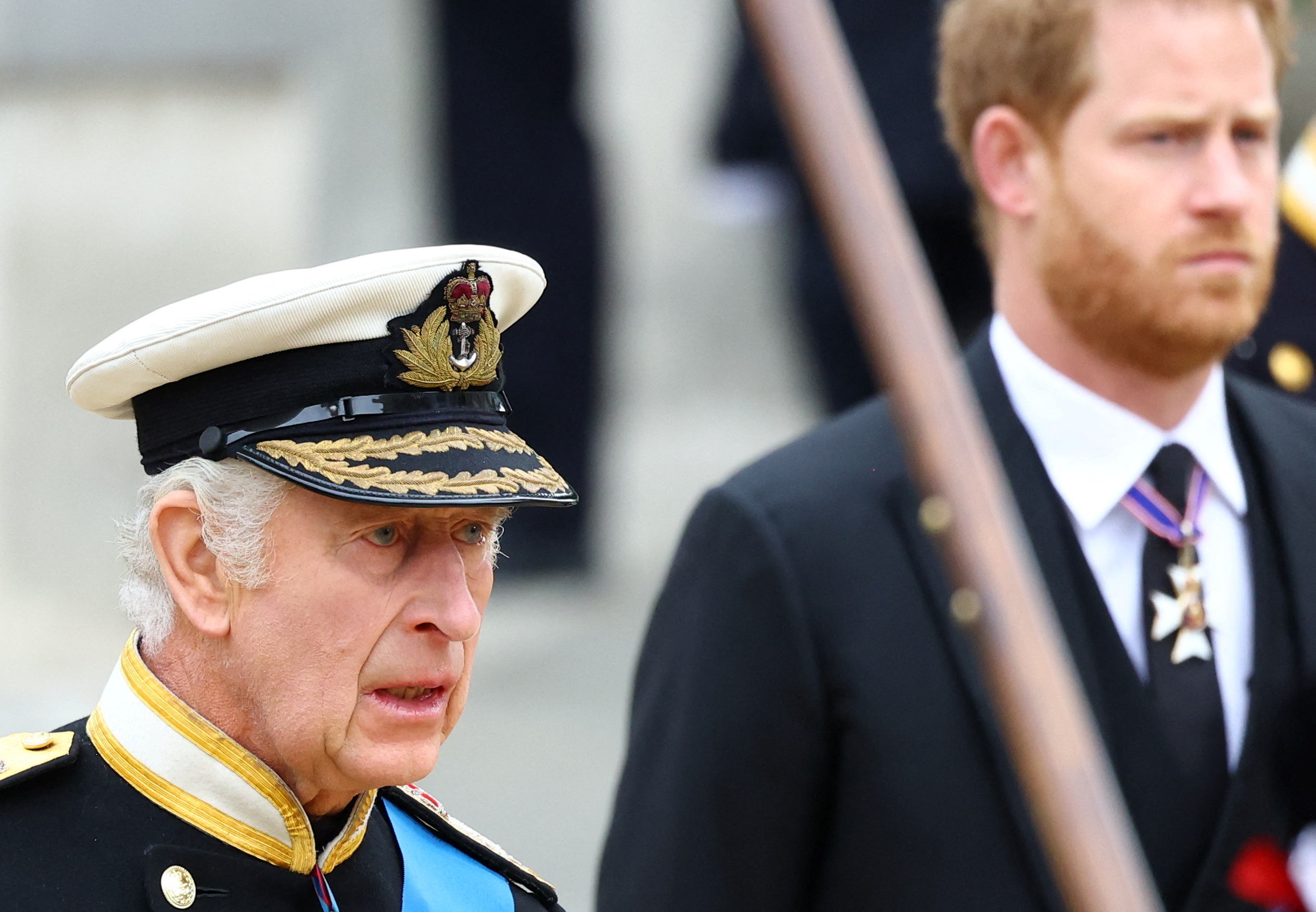 König Charles III. und Prinz Harry folgen dem Sarg von Königin Elizabeth II. in die Westminster Abbey am 19. September 2022 | Quelle: Getty Images