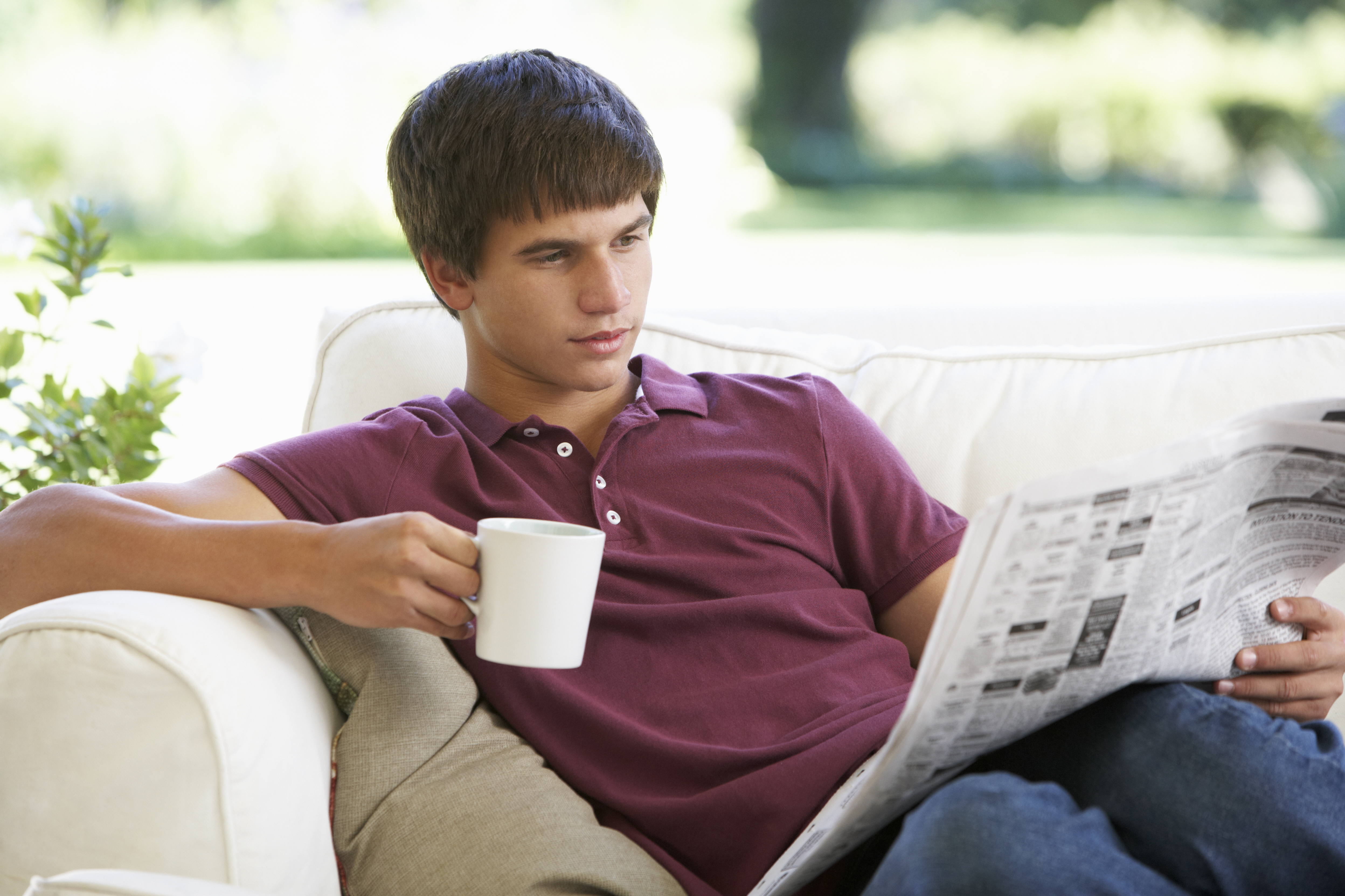 Ein Jugendlicher liest eine Zeitung | Quelle: Shutterstock