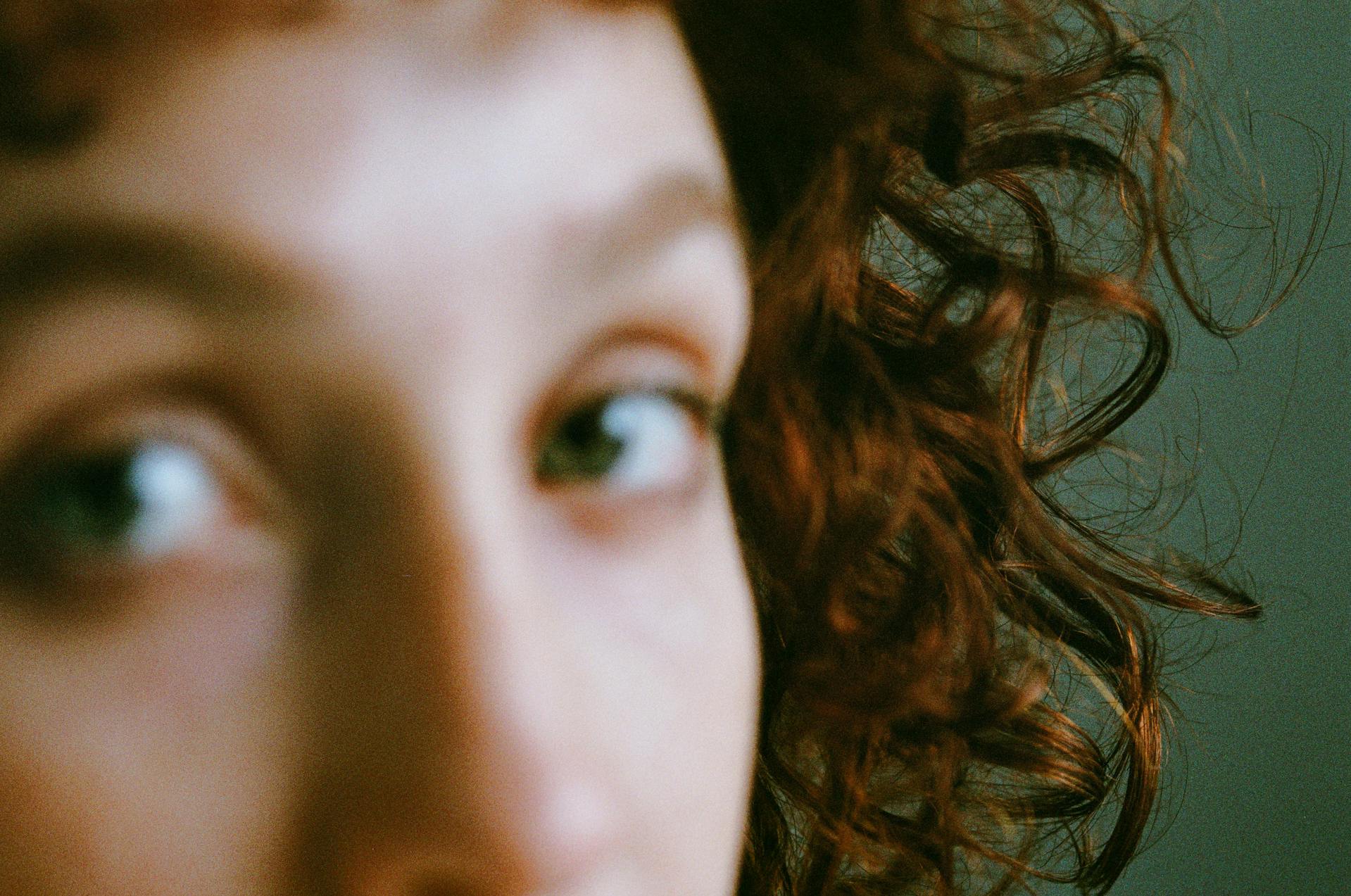 Eine Frau, die zur Seite blickt | Quelle: Pexels