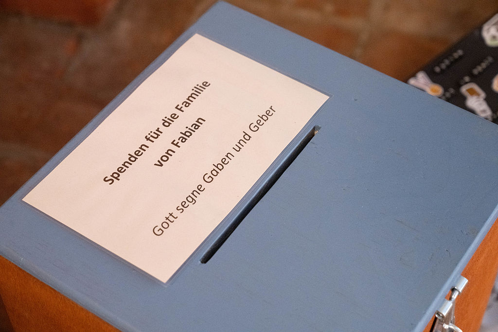 19. Oktober 2025, Mecklenburg-Vorpommern, Güstrow: Eine Spendenbox in der Marienkirche trägt die Aufschrift „Spenden für Fabians Familie“. | Quelle: Getty Images