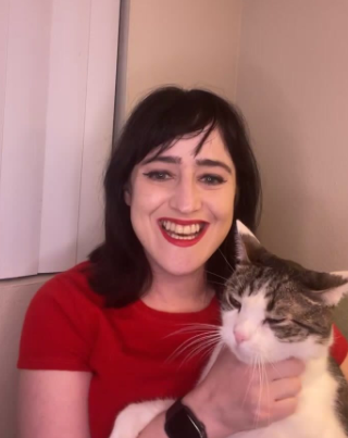 Mara Wilson lächelt und hält ihre Katze, datiert auf den 14. Dezember 2023 | Quelle: Instagram/marawilson