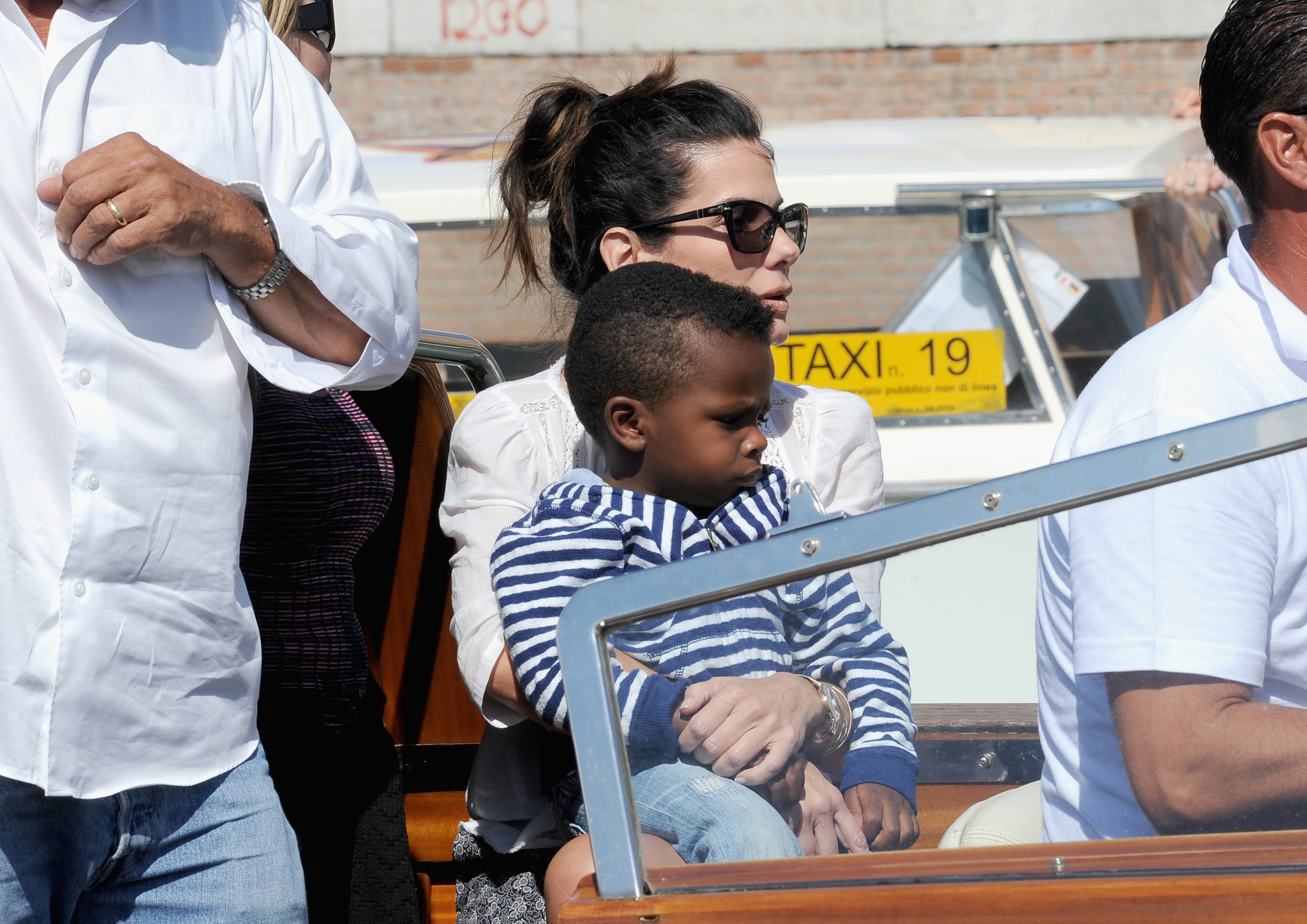Sandra Bullock nahm die zusätzliche Verantwortung gerne an, während sie ihre wachsende Familie im Rampenlicht großzog. Bei diesem Auftritt besuchten sie und ihr Sohn Louis Bardo Bullock am 27. August 2013 das 70. Internationale Filmfestival in Venedig, Italien. | Quelle: Getty Images