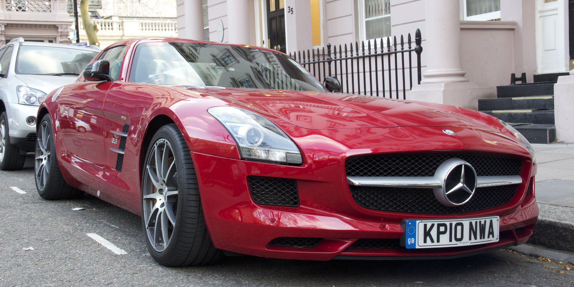 Ein geparktes rotes Auto | Quelle: Flickr