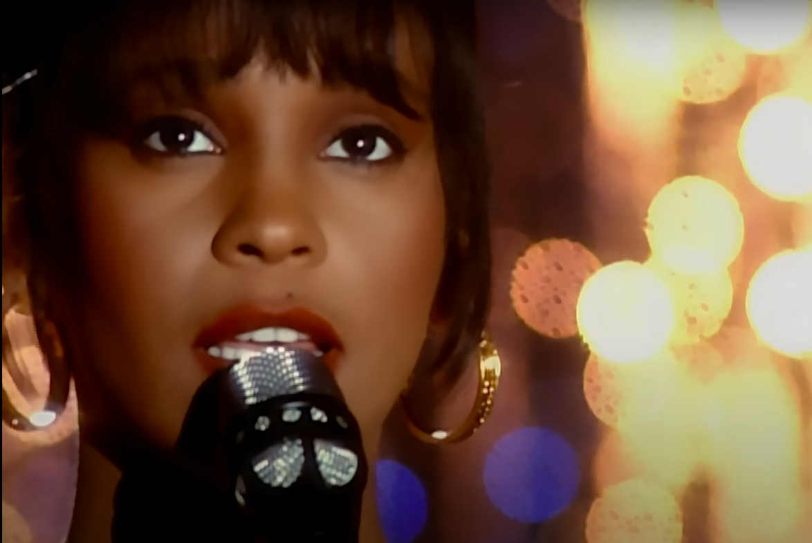 Whitney Houston in einer Szene aus "The Bodyguard", geteilt durch ihr Musikvideo zu "I Will Always Love You", gepostet am 28. September 2010 | Quelle: YouTube/Whitney Houston