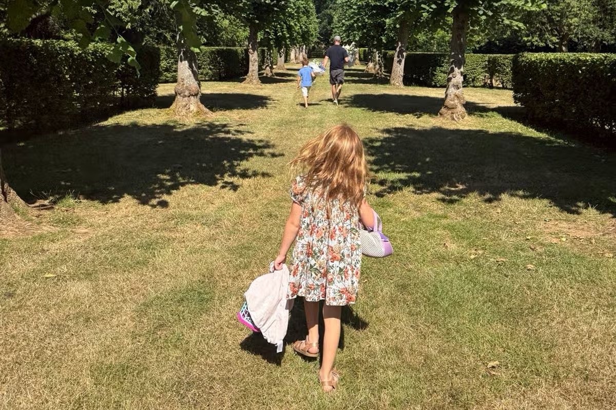 Man sieht Lilibet von hinten, wie sie durch den Garten läuft – einer dieser sorgfältig ausgewählten Einblicke in das Familienleben, die Meghan geteilt hat, ohne dabei das Gesicht ihrer Tochter zu zeigen. | Quelle: Meghan Markles Instagram-Stories
