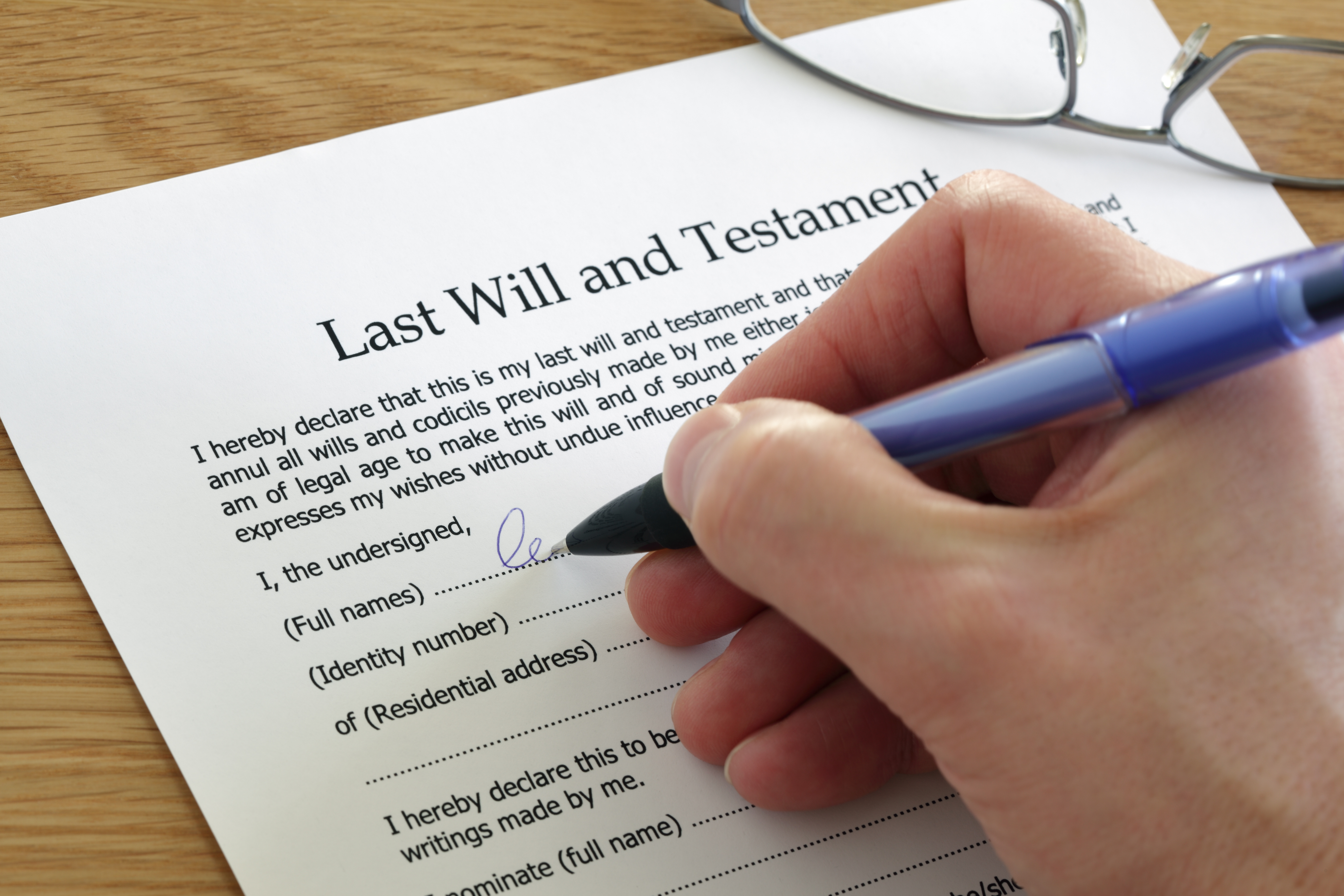 Eine Person, die ihren letzten Willen unterschreibt | Quelle: Shutterstock
