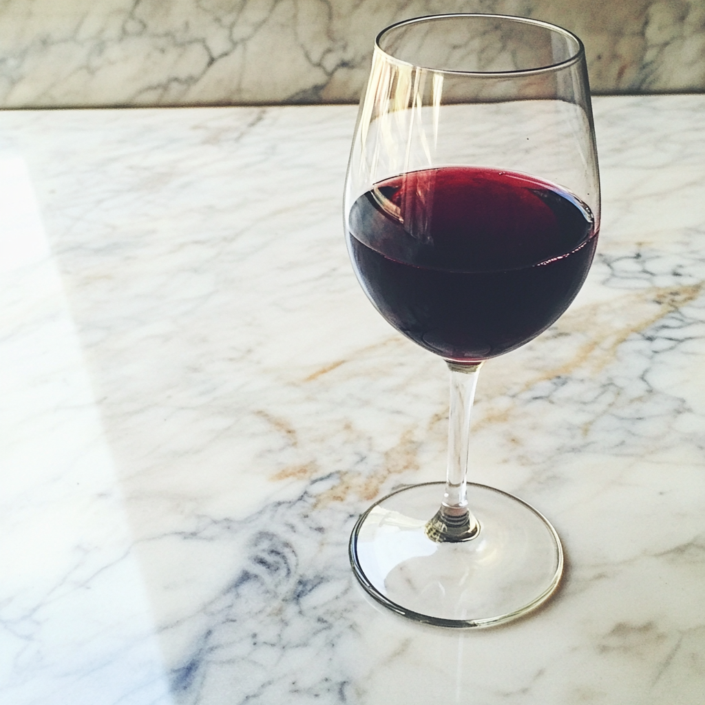 Ein Glas Rotwein | Quelle: Midjourney