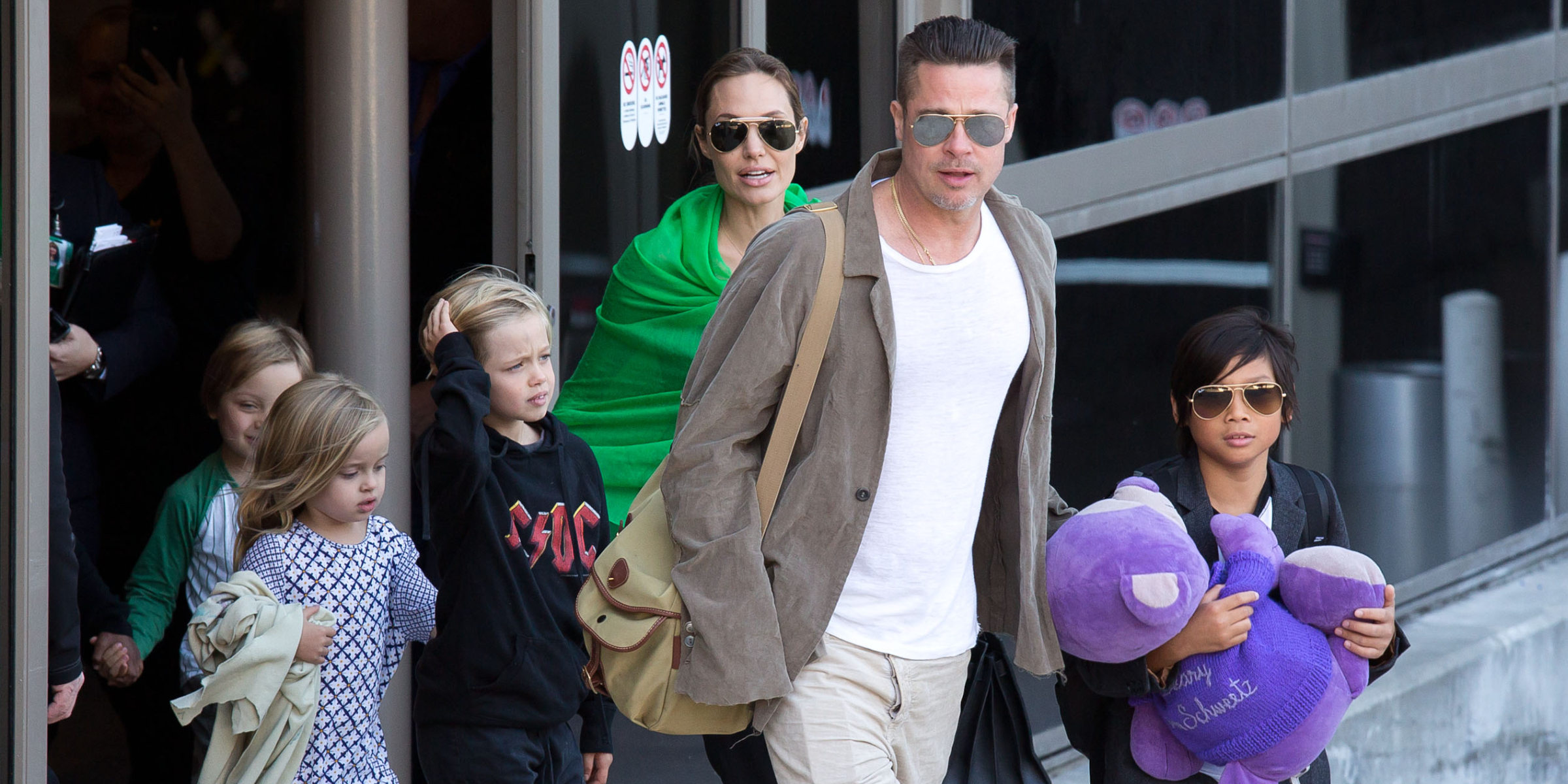 Brad Pitt und Angelina Jolie mit ihren Kindern Pax, Shiloh, Vivienne und Knox. | Quelle: Getty Images