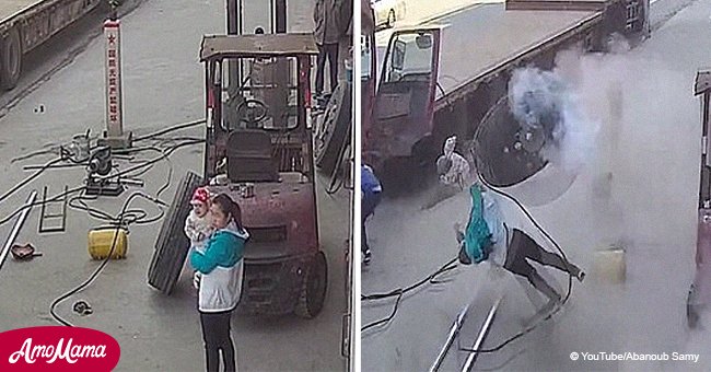 Ein Reifen explodiert, und das Baby fliegt aus den Händen der Mutter: Die Kamera zeigt den schrecklichen Vorfall
