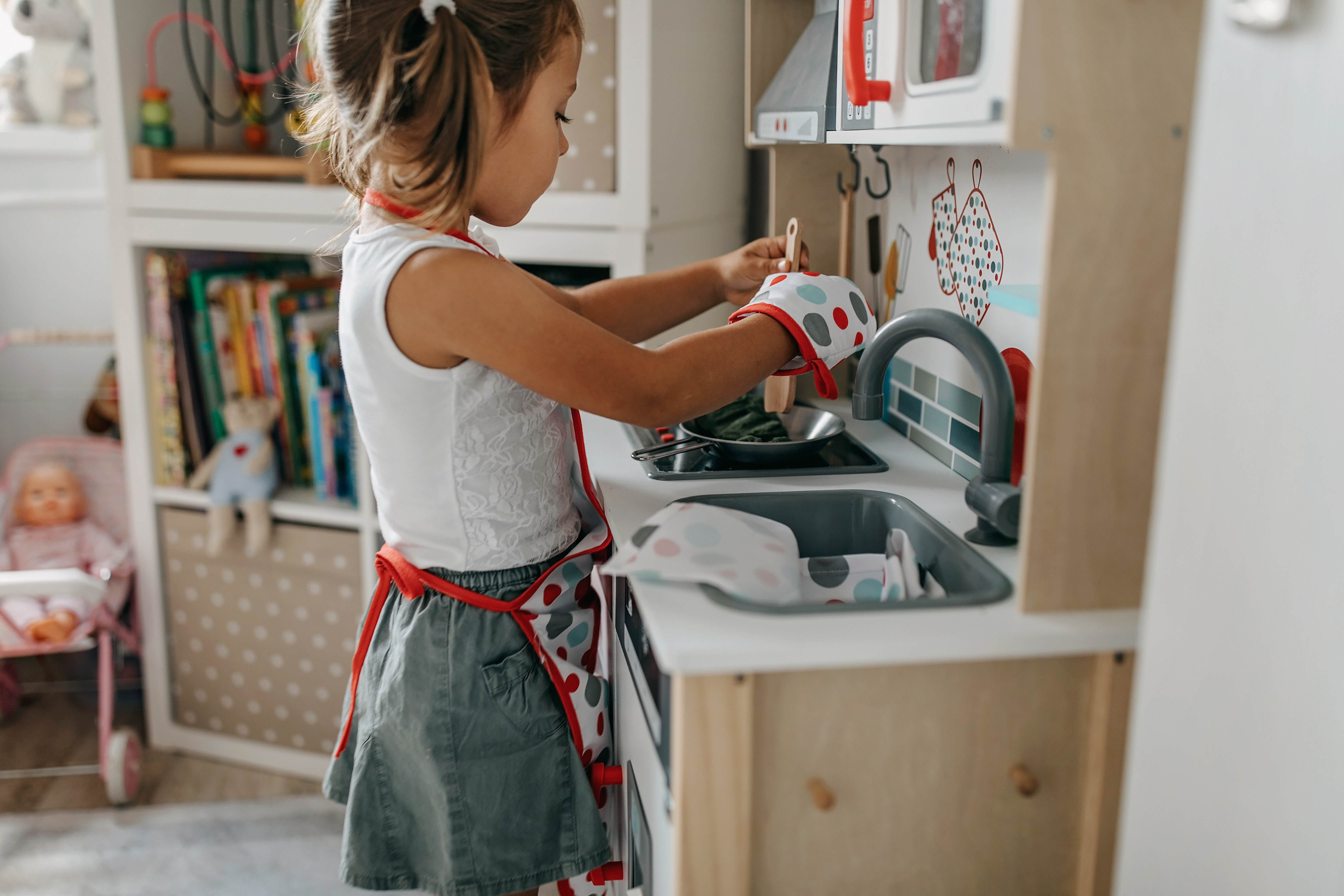 Mädchen spielt in der Miniküche | Quelle: Getty Images