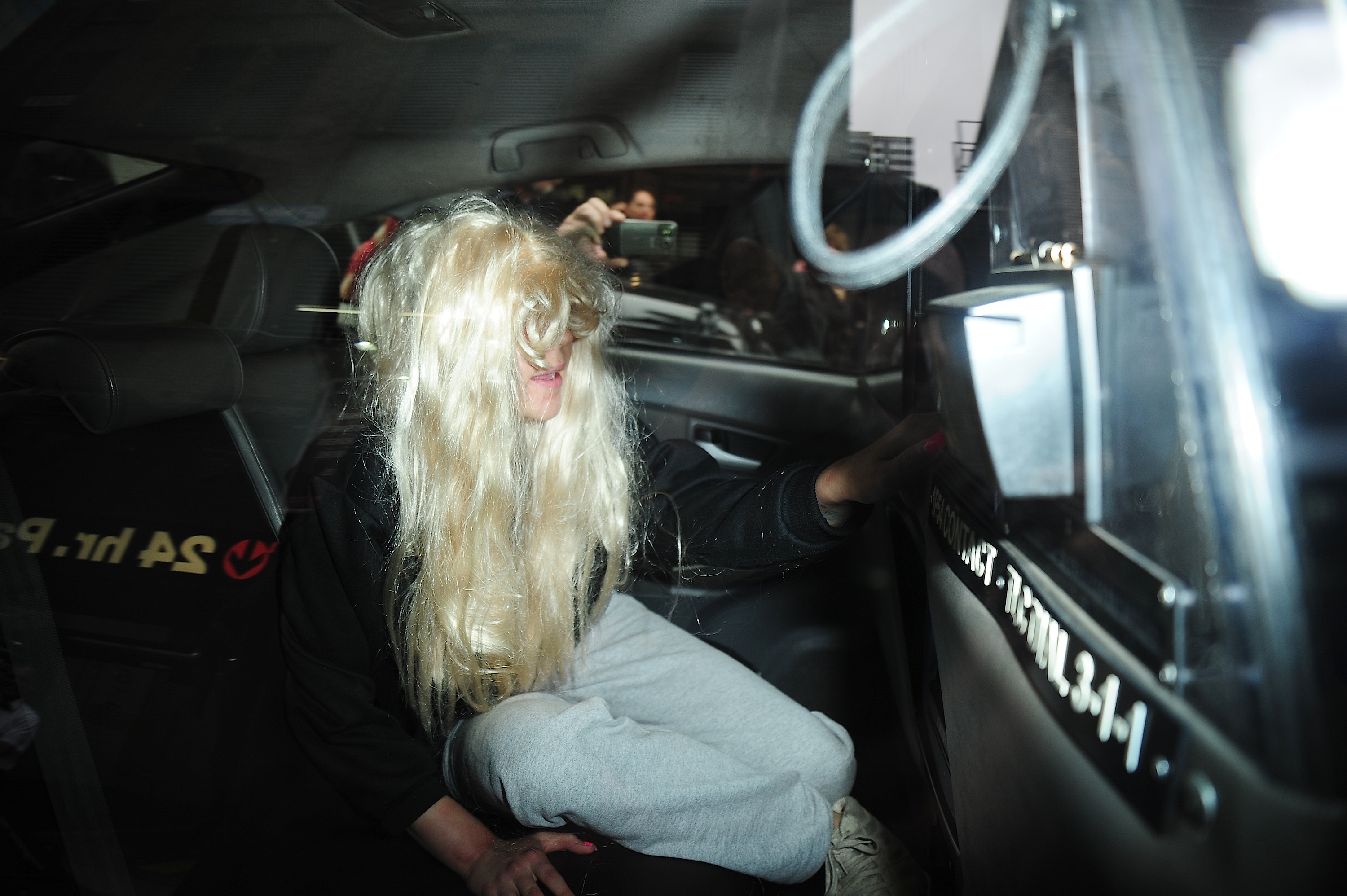 Amanda Bynes in einem Polizeiauto in New York am 23. Mai 2013. | Quelle: Getty Images