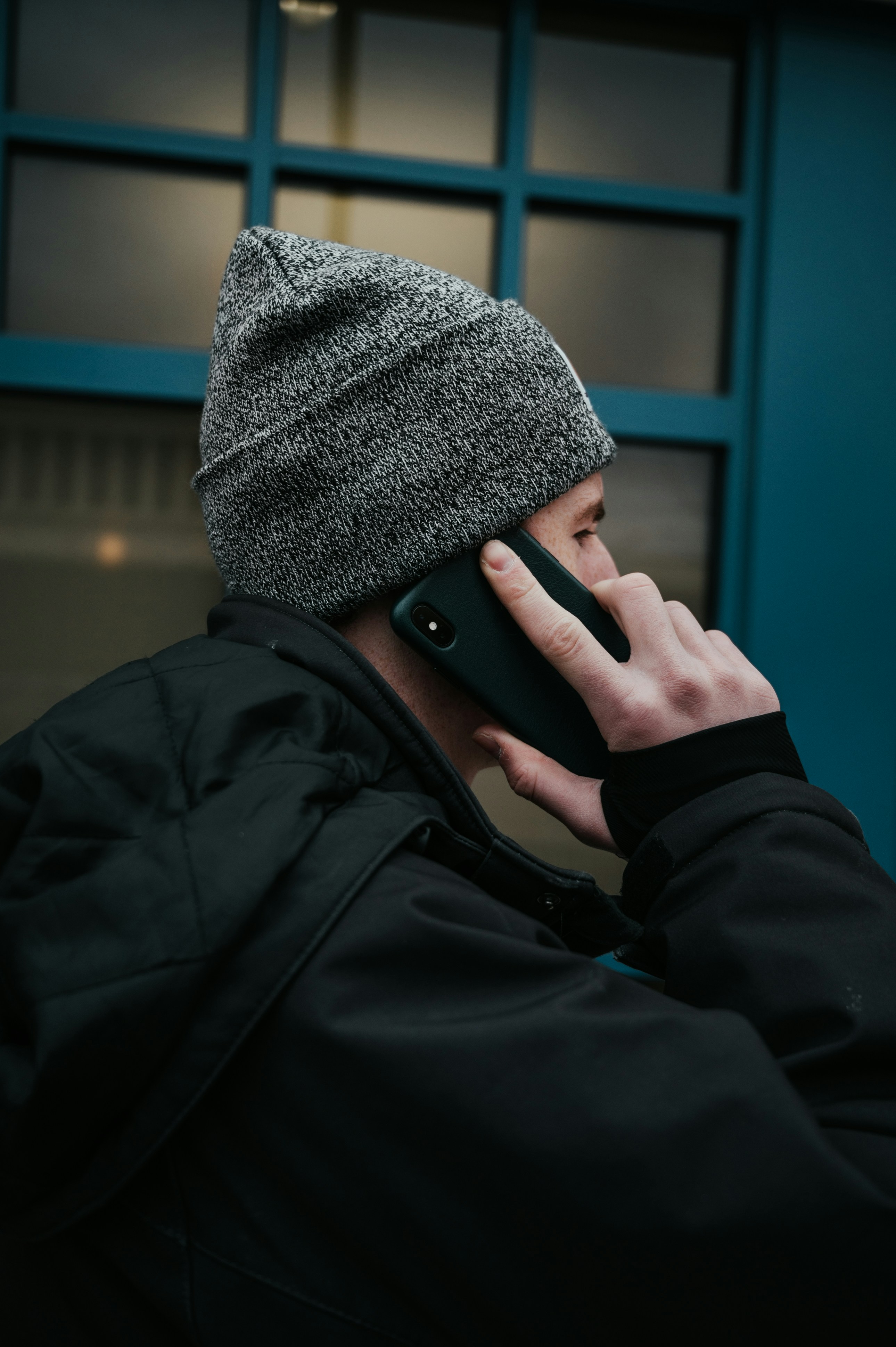 Mann beim Telefonieren | Quelle: Unsplash