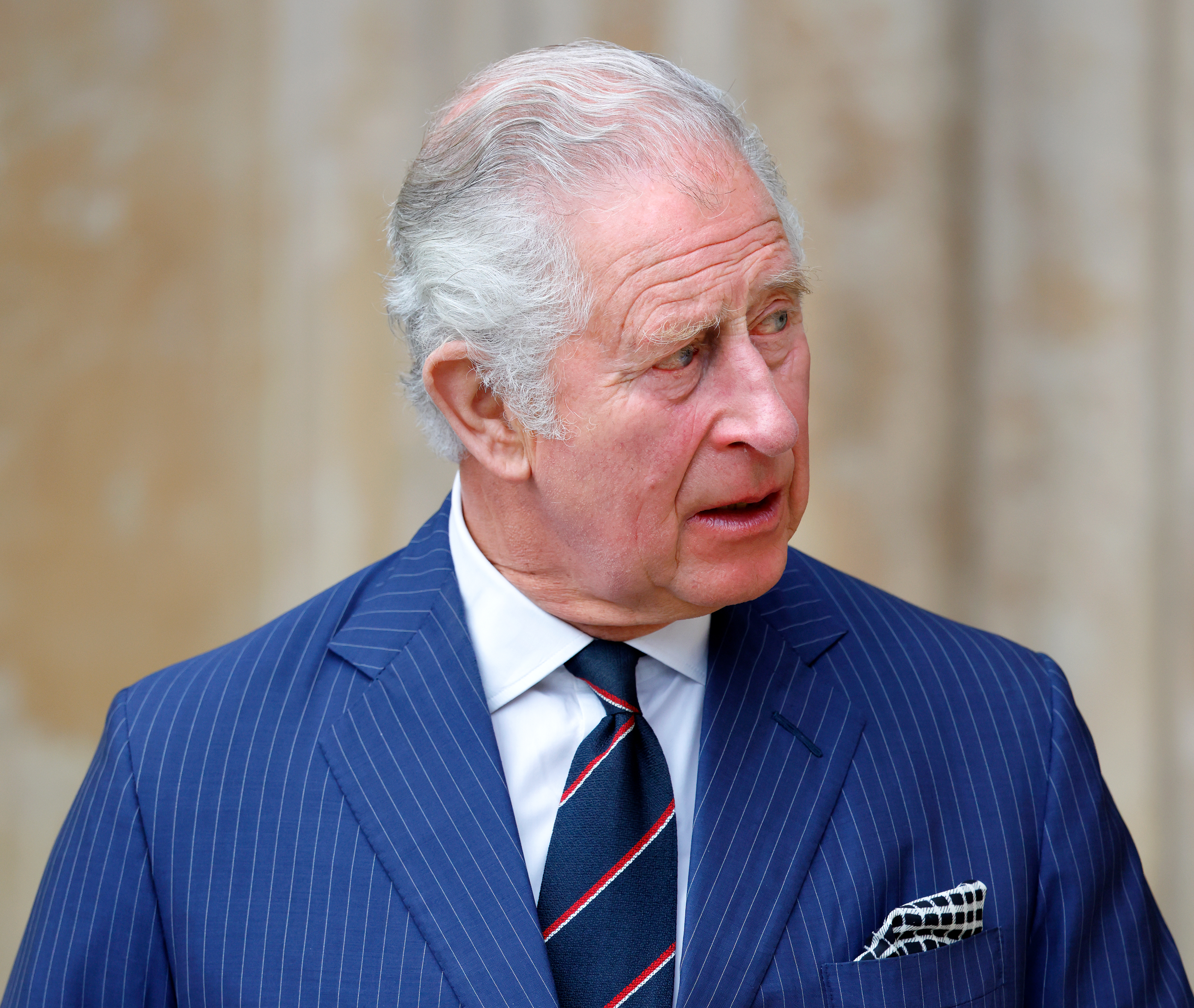 König Charles III. nimmt an einem Dankgottesdienst für das Leben von Prinz Philip am 29. März 2022 in Sandringham, England, teil | Quelle: Getty Images