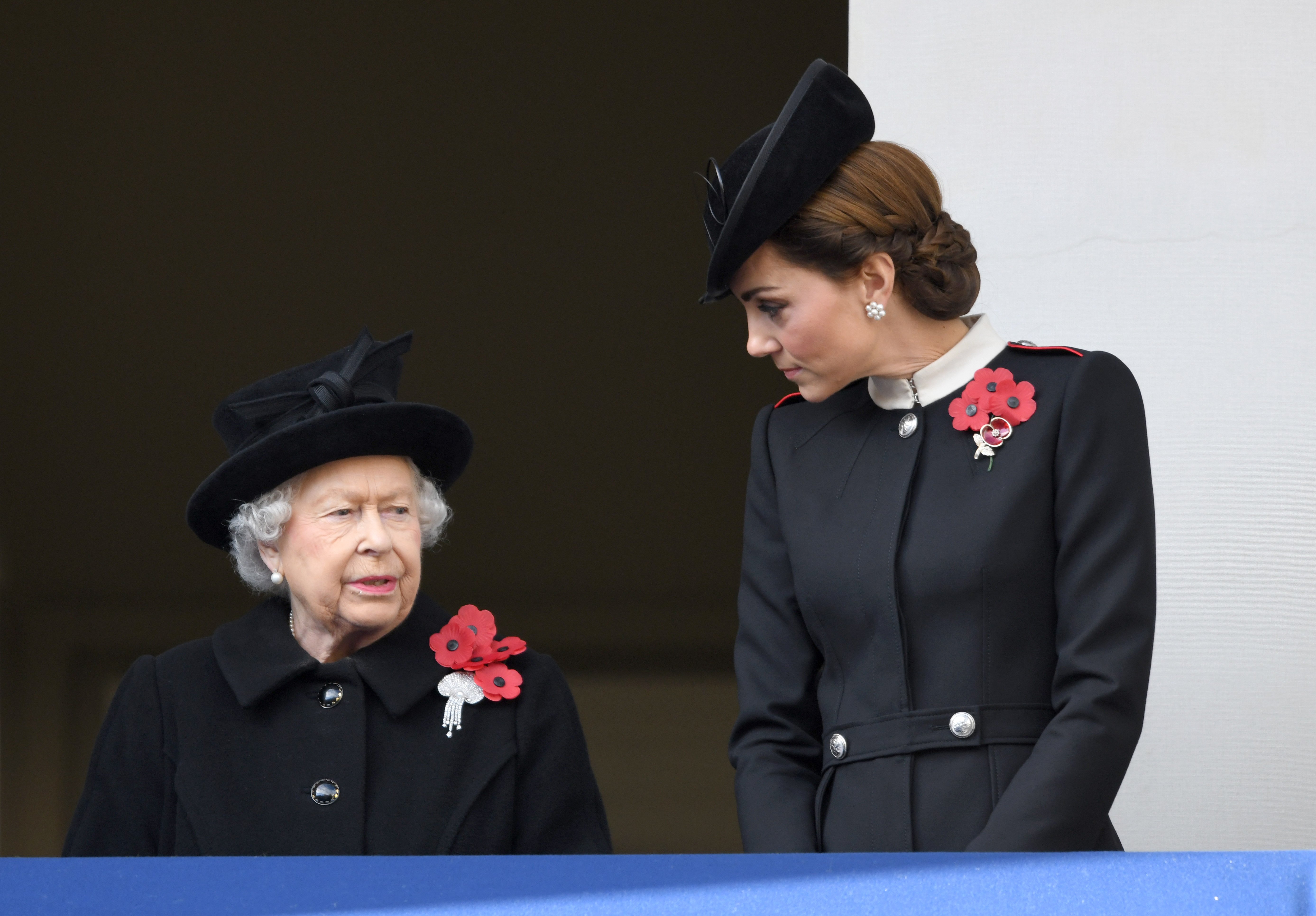 Königin Elizabeth II. und Herzogin Kate beim jährlichen "Remembrance Sunday Memorial" im Cenotaph am 11. November 2018 in London, England | Quelle: Getty Images