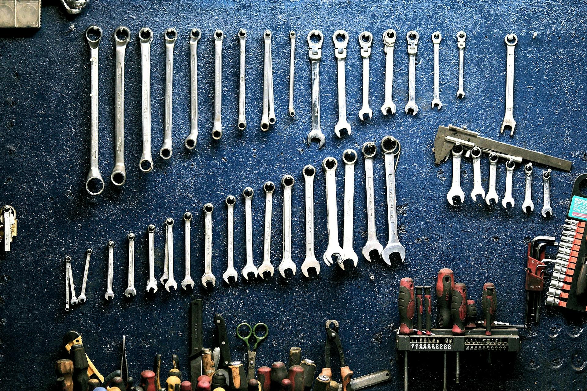 Eine Wand voller Werkzeuge in einer Garage | Quelle: Pexels