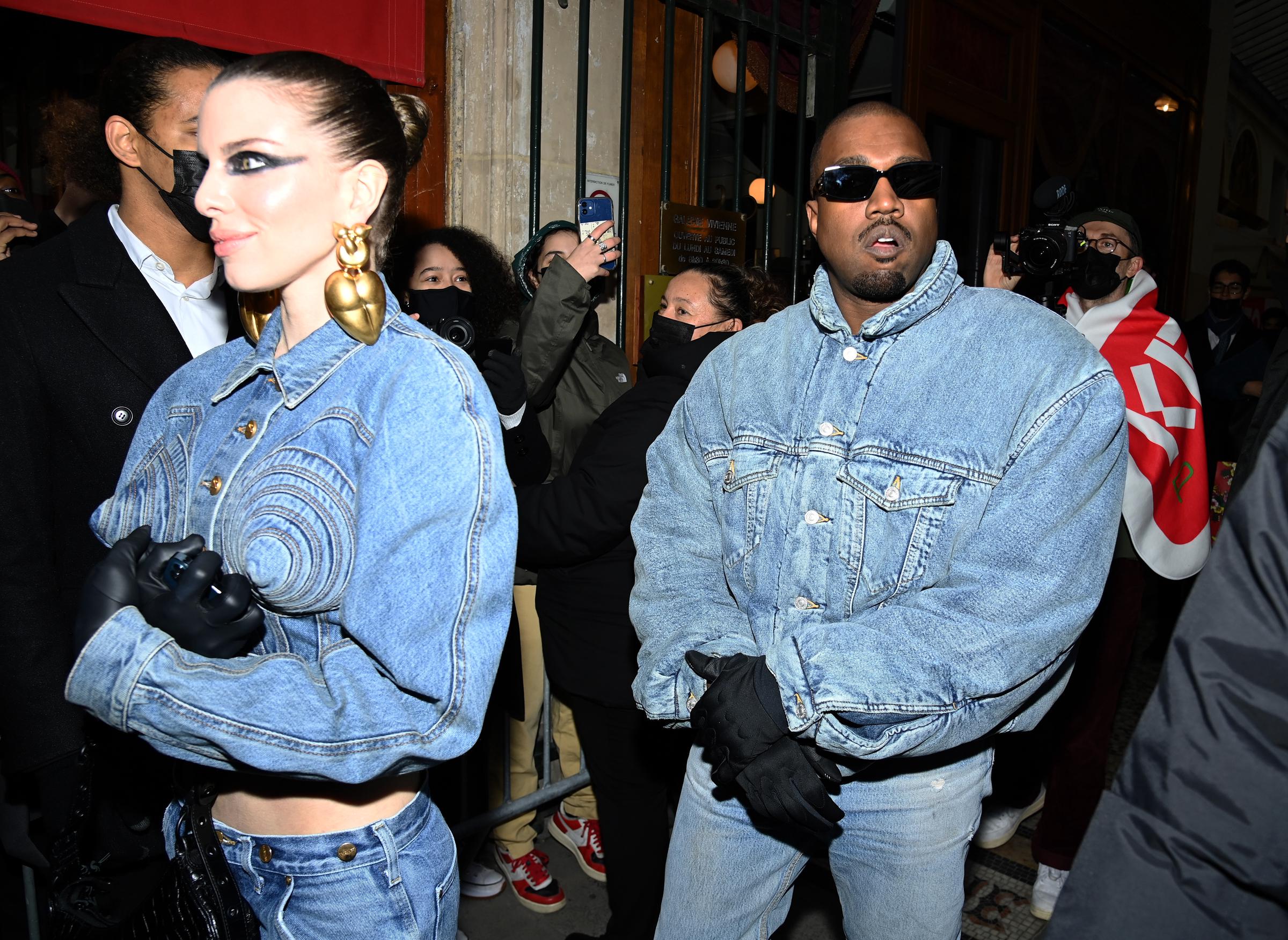 Julia Fox und Kanye West bei der Kenzo Herbst/Winter 2022/2023 Show in Paris, Frankreich am 23. Januar 2022. | Quelle: Getty Images