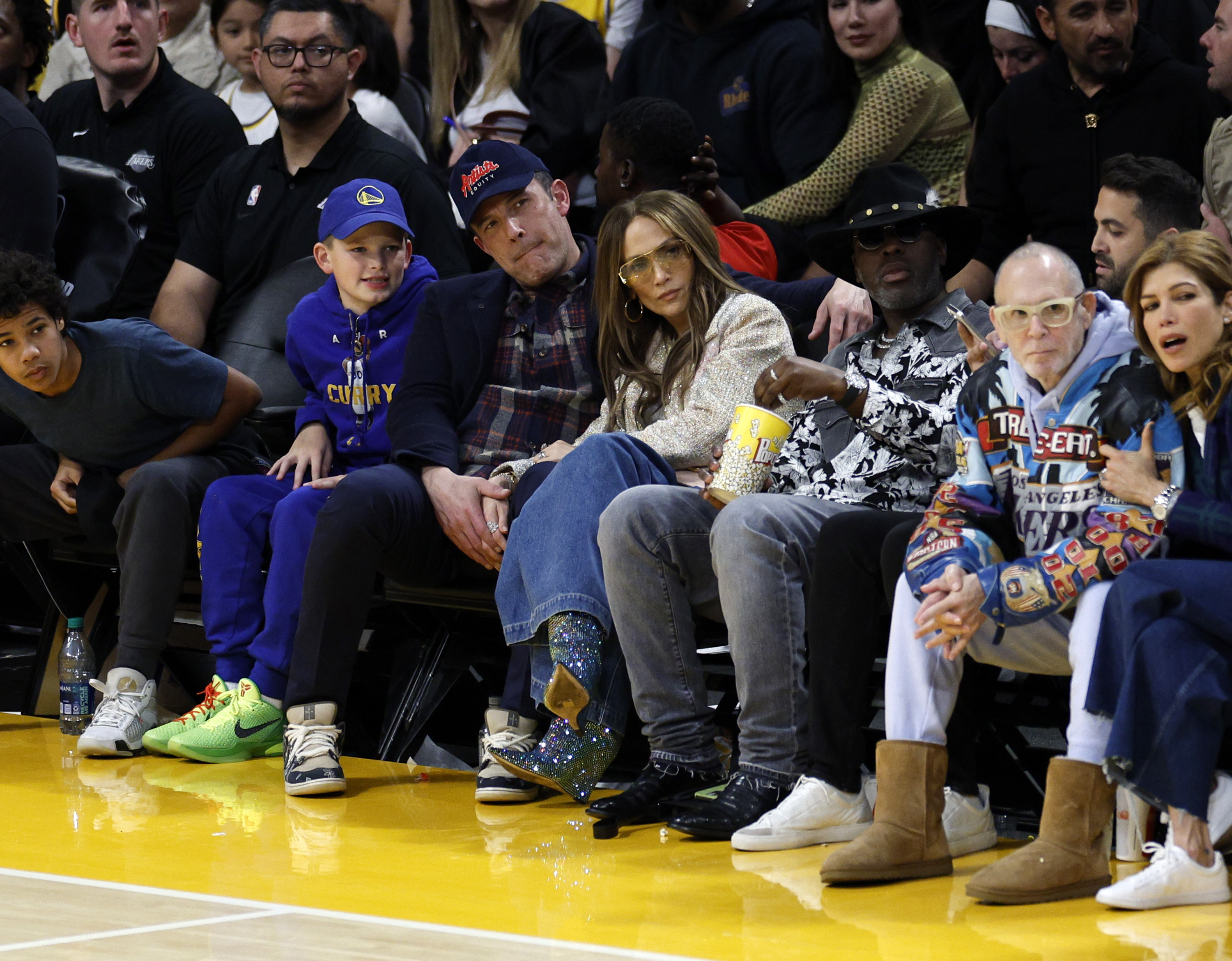 Jennifer Lopez, Ben Affleck und Samuel Affleck bei einem Basketballspiel der Lakers gegen die Warriors in der Crypto.com Arena am 16. März 2024 in Los Angeles, Kalifornien | Quelle: Getty Images