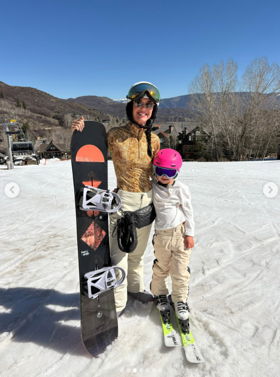 Katy Perry verbringt einen lustigen Tag im Schnee mit ihrer Tochter Daisy Dove Bloom. Die Sängerin hält ein Snowboard in der Hand, während Daisy neben ihr auf Skiern steht – die beiden genießen ihre gemeinsame Zeit auf der Piste. | Quelle: Instagram/katyperry