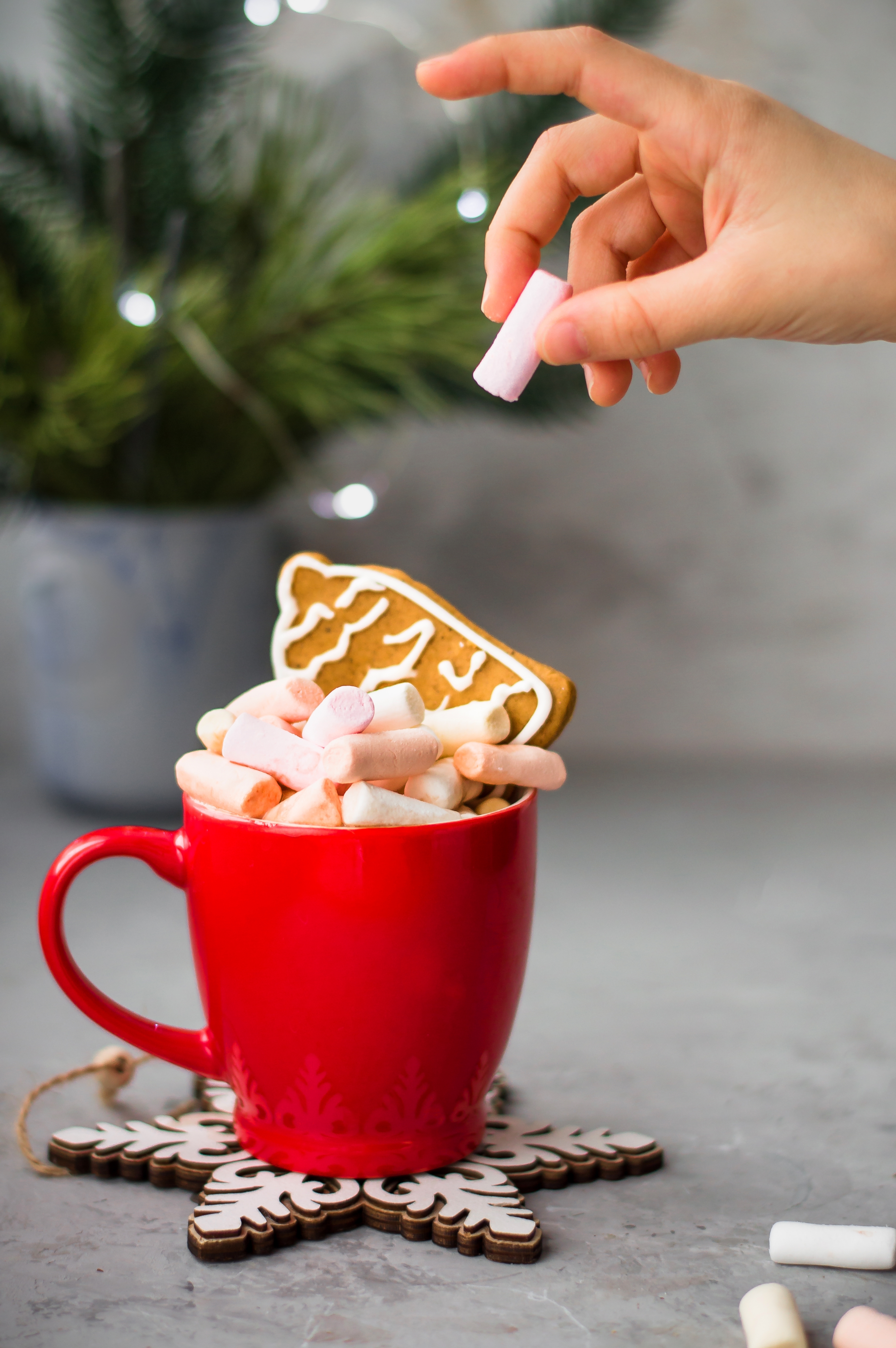 Eine Kinderhand, die ein Marshmallow hält | Quelle: Shutterstock