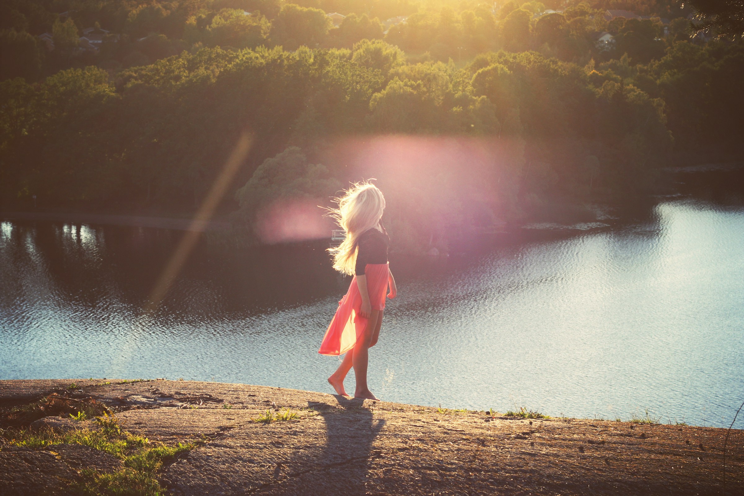 Eine Frau geht in der Natur spazieren. | Quelle: Unsplash