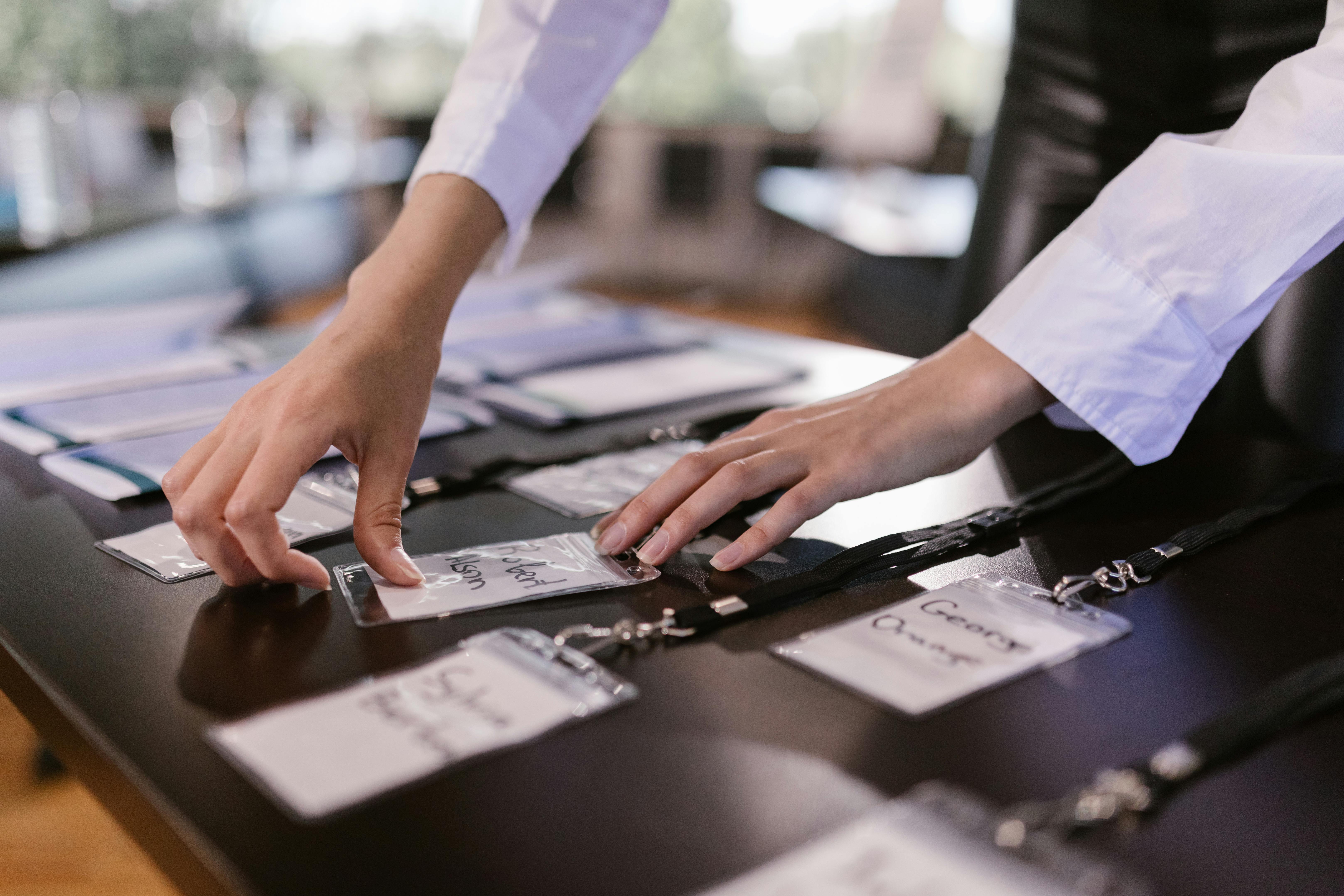 Identyfikatory na stole | Źródło: Pexels
