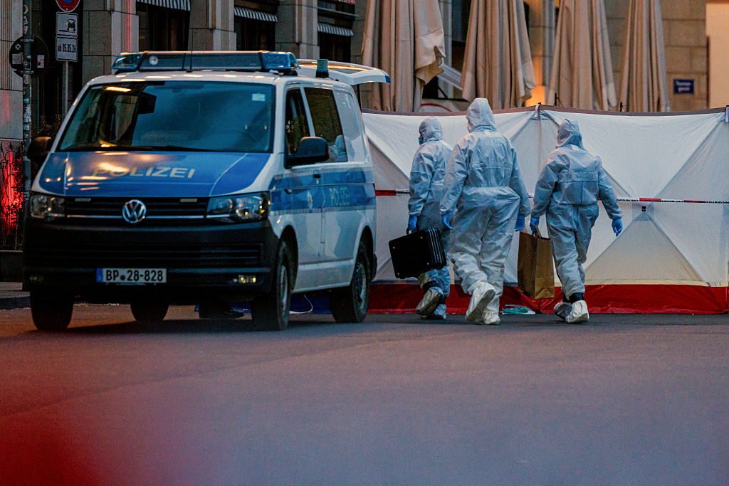 Am 4. Mai 2026 treffen Kriminaltechniker am Tatort ein, an dem im Stadtzentrum von Leipzig in Ostdeutschland ein Auto in eine Menschenmenge gerast ist; dabei kamen mindestens zwei Menschen ums Leben und mehrere wurden verletzt. | Quelle: Getty Images