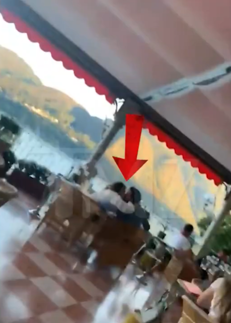 Jennifer Lopez und Ben Affleck sitzen in einem Restaurant mit Blick auf den See in Comer See, Italien, aufgenommen am 24. August 2022 | Quelle: YouTube/TMZ