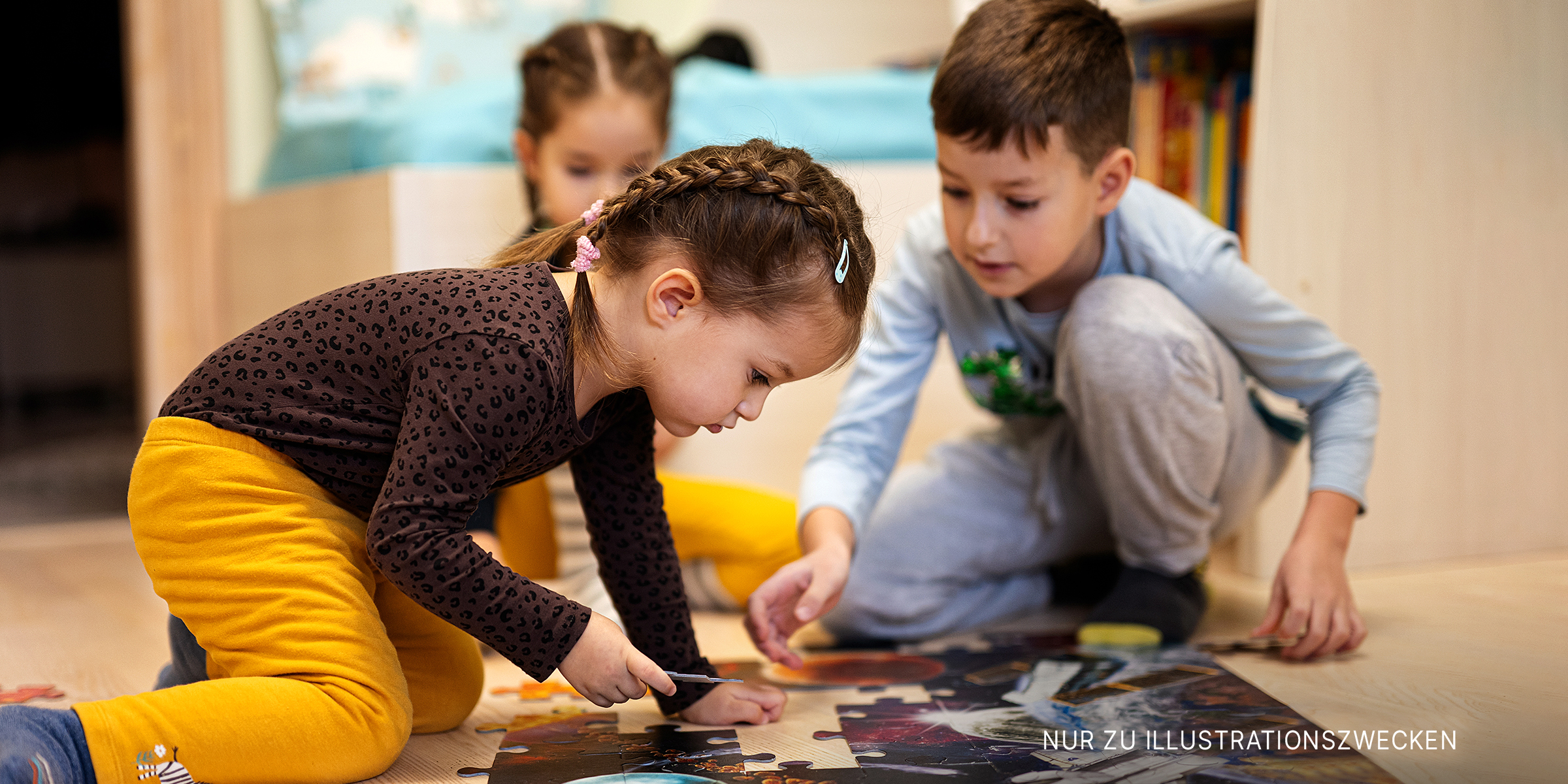 Kinder beim Puzzeln | Quelle: Shutterstock