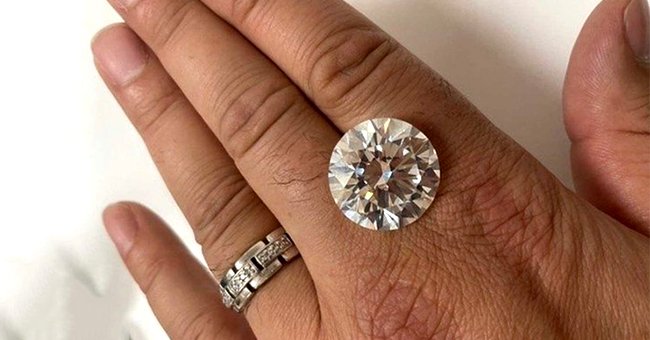 Der abgebildete 34-Karat-Diamant, der Berichten zufolge im Haus einer 70-jährigen britischen Frau gefunden wurde. | Quelle: Twitter.com/IrishSunOnline