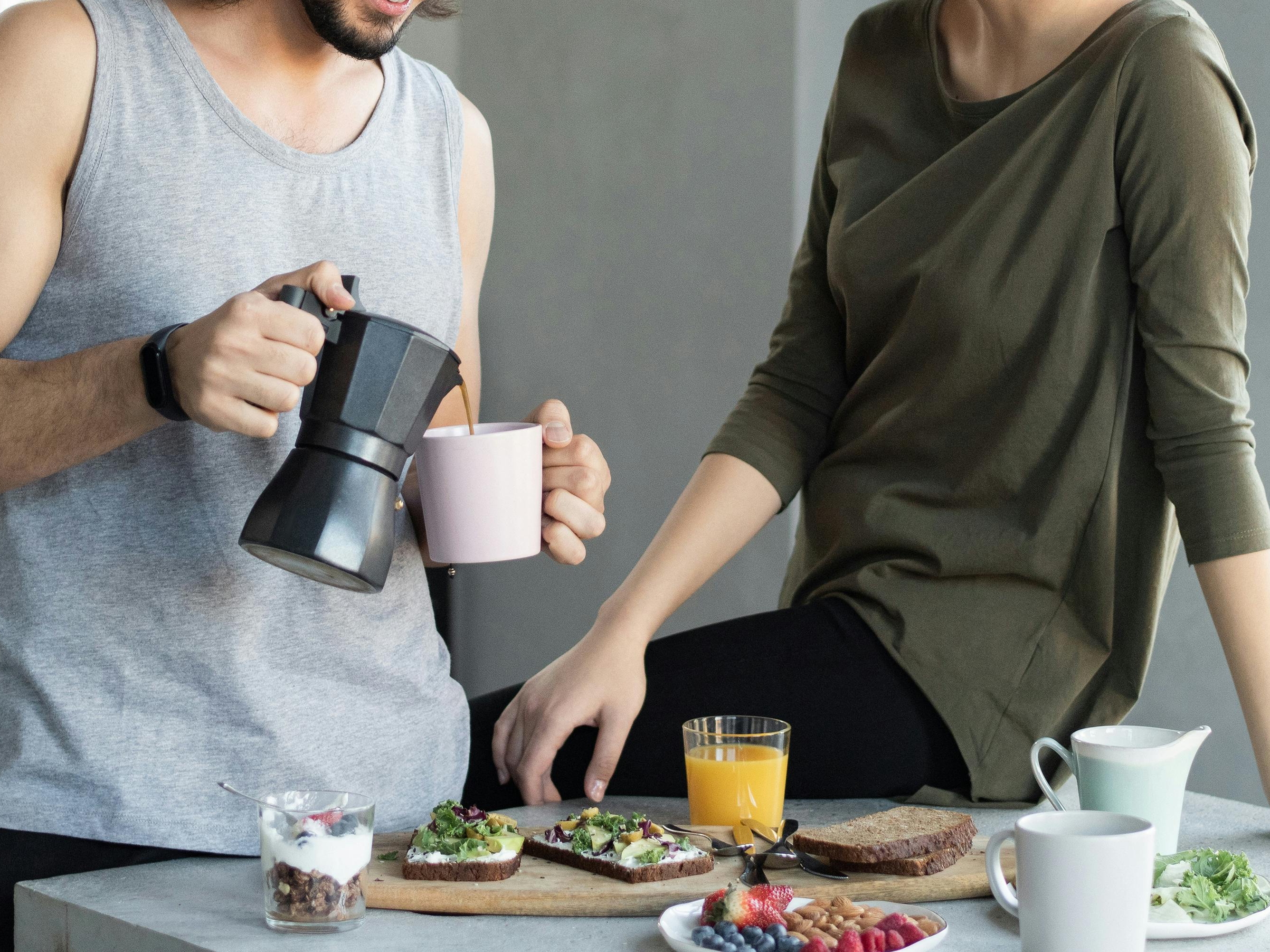 Ein Paar beim Frühstück | Quelle: Pexels