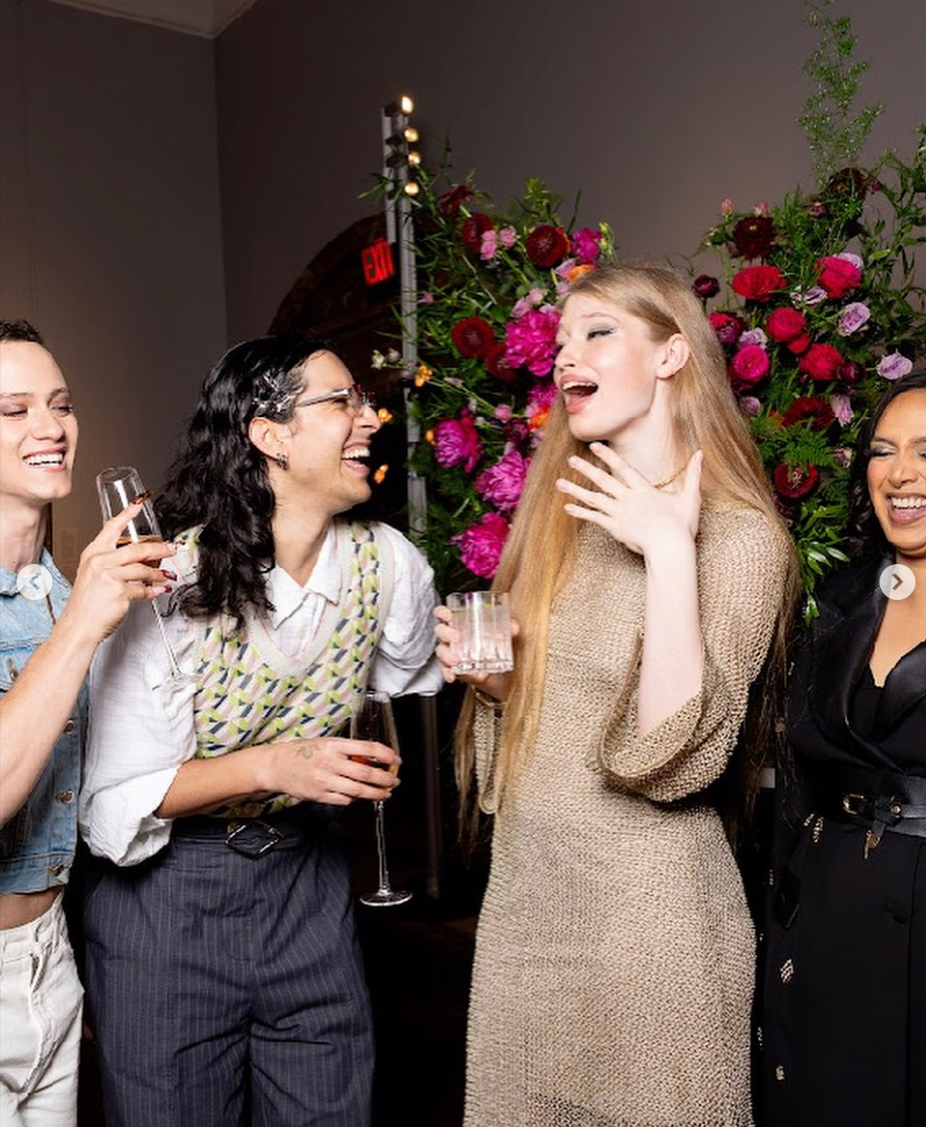 Vivian Wilson lacht, während sie sich mit anderen Personen auf einem Teen Vogue-Event unterhält, vom 13. Mai 2025 | Quelle: Instagram/vivllainous