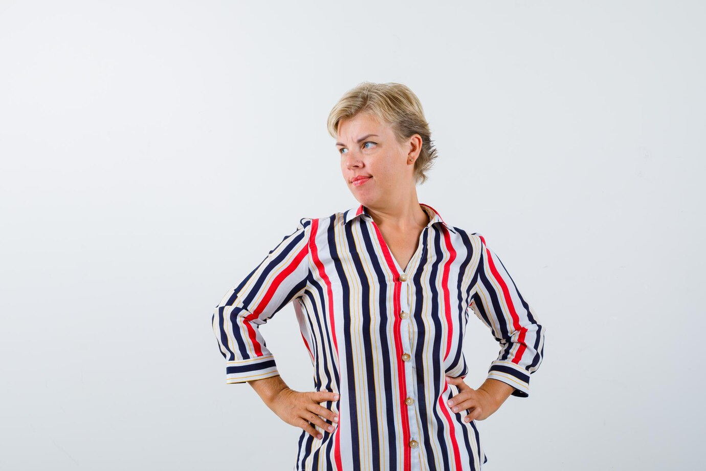 Eine reife Frau, die zur Seite schaut | Quelle: Freepik