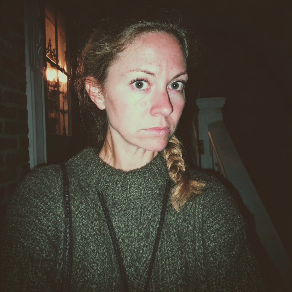 Eine aufgebrachte Frau steht draußen im Dunkeln | Quelle: Midjourney