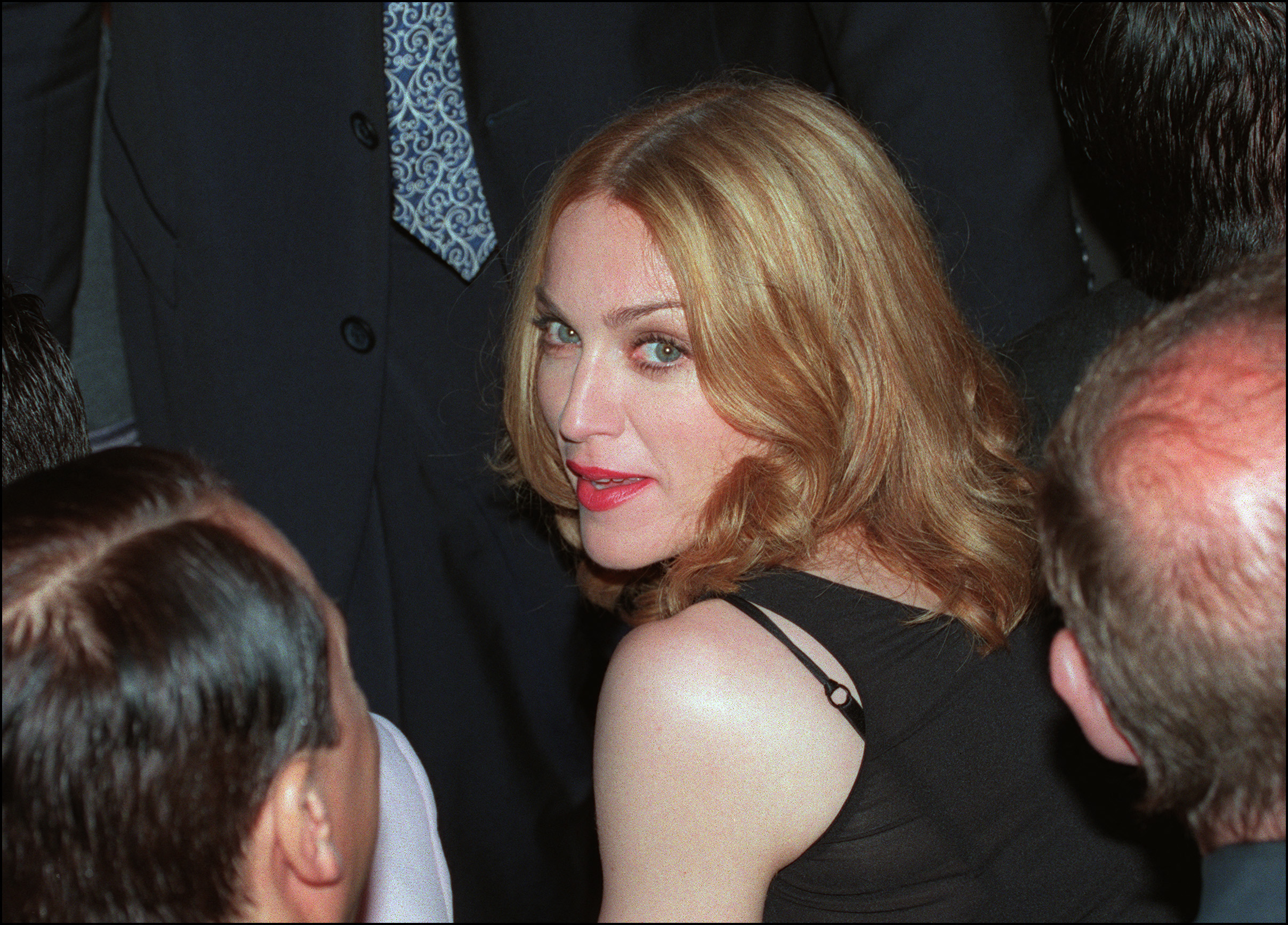 Madonna besucht am 17. Juli 1999 in Paris die Haute-Couture-Show von Gianni Versace für Herbst/Winter 1999/2000. | Quelle: Getty Images
