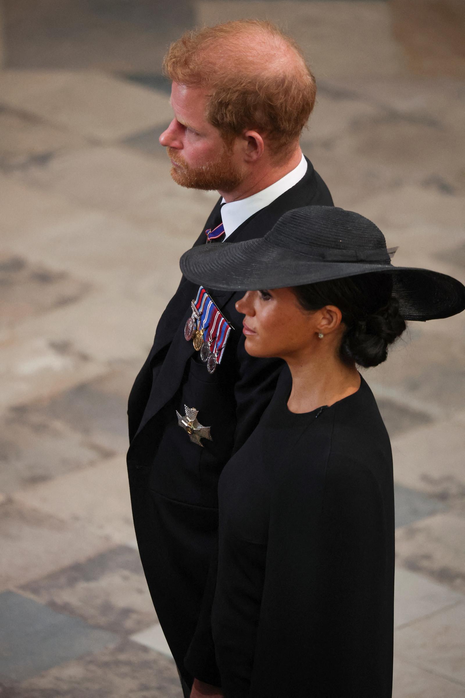 Der Herzog und die Herzogin von Sussex bei der Trauerfeier für die britische Königin Elizabeth II. in der Westminster Abbey in London, England, am 19. September 2022. | Quelle: Getty Images