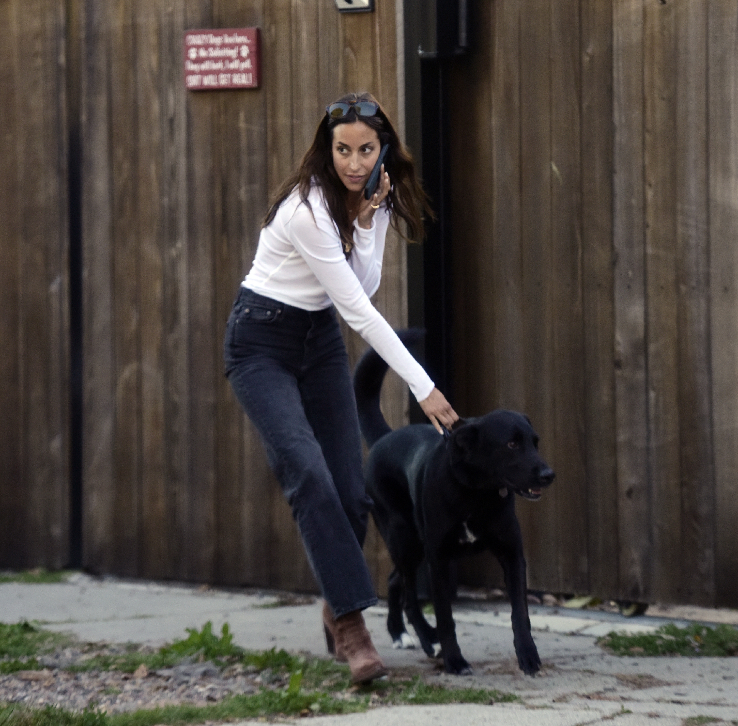 Ines De Ramon mit einem Hund am 12. April 2024 in Los Angeles, Kalifornien. | Quelle: Getty Images