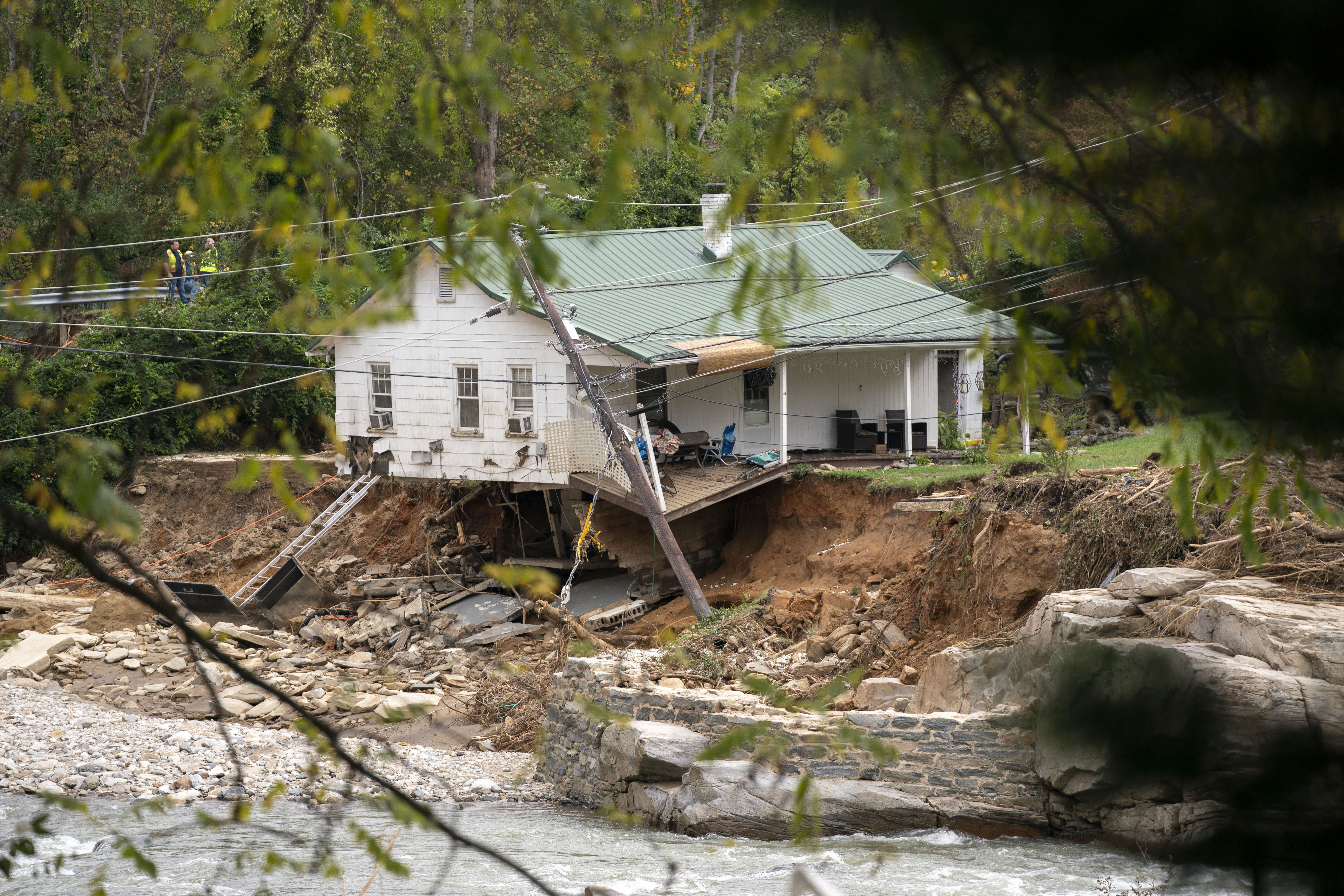 Ein Haus am Broad River nach dem Hurrikan Helene in Bat Cave, North Carolina, am 1. Oktober 2024 | Quelle: Getty Images