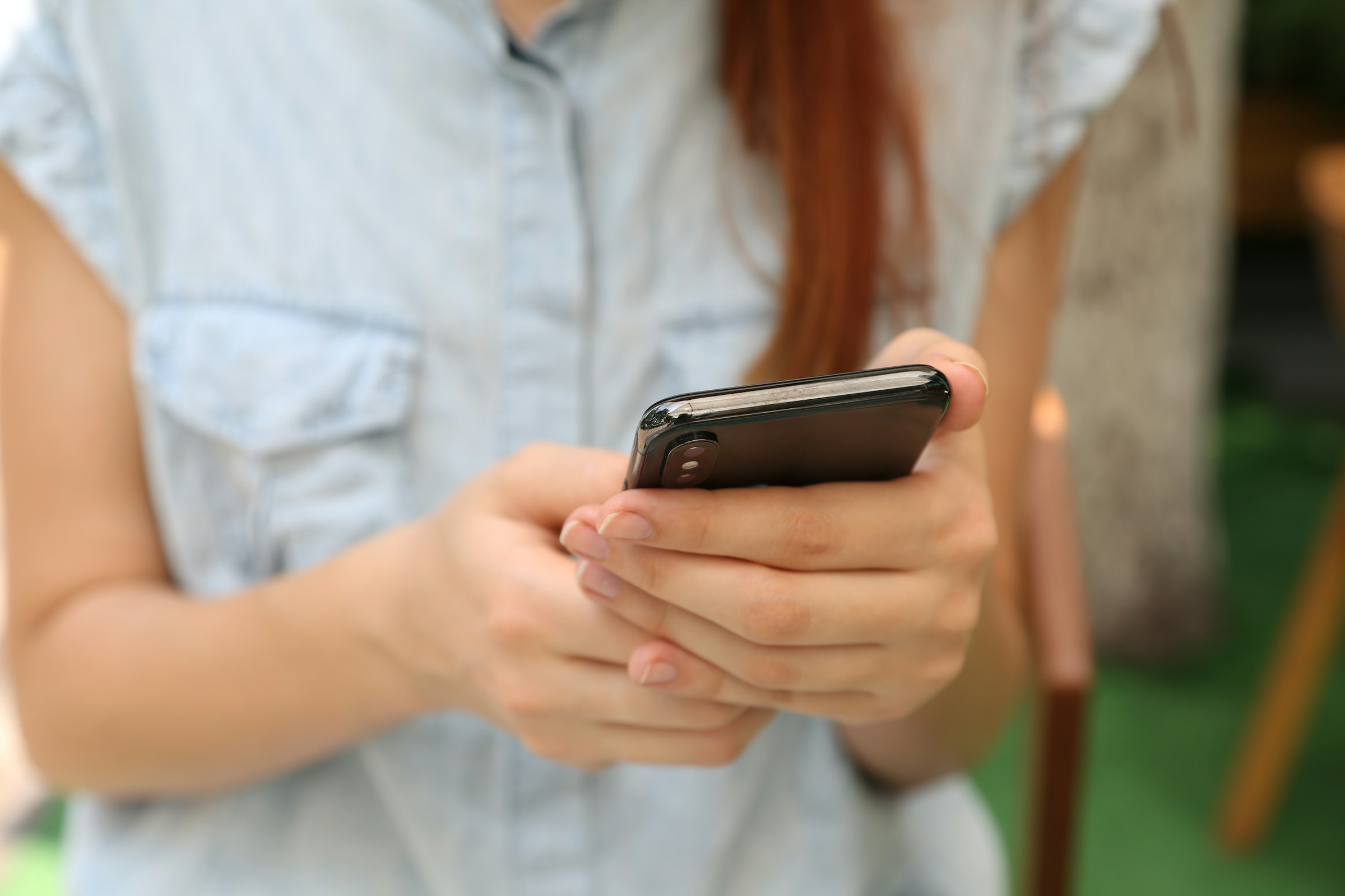 Eine Frau hält ein Telefon | Quelle: Unsplash