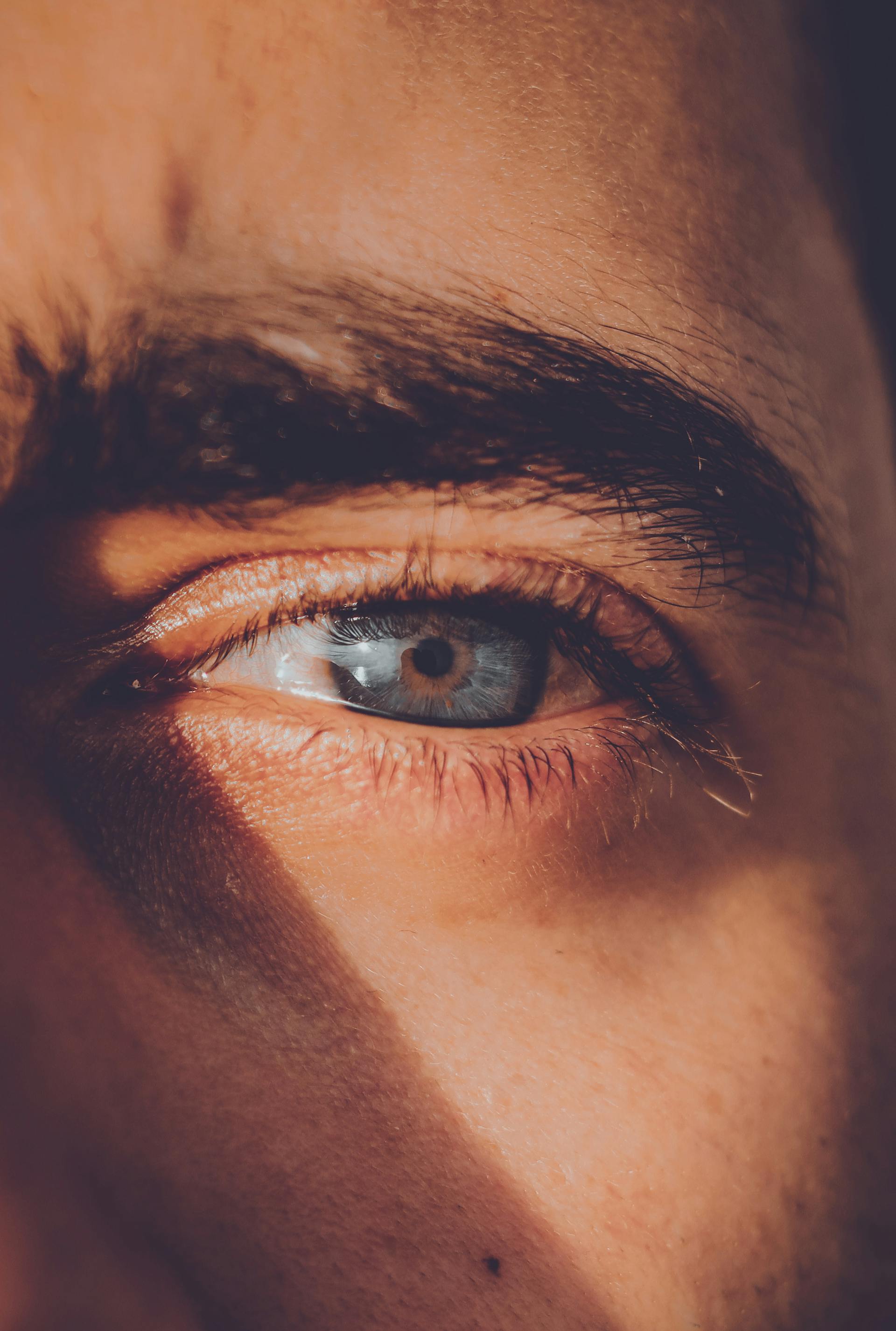 Ein schockierter Mann starrt jemanden an | Quelle: Pexels