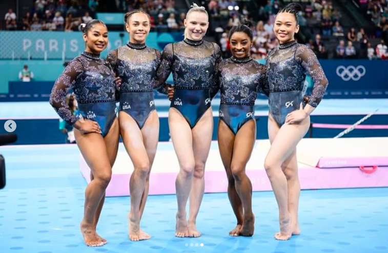 Jade Carey posiert für ein Foto mit ihren Teamkolleginnen Jordan Chiles, Hezly Rivera, Simone Biles und Sunisa Lee während der Olympischen Spiele in Paris, aufgenommen am 29. Juli 2024 | Quelle: Instagram/jadecarey