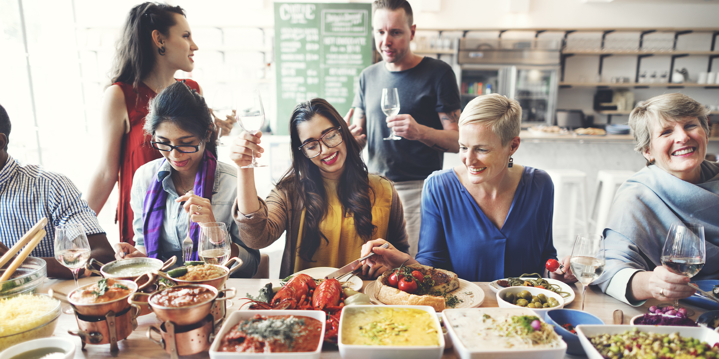 Eine Familie, die eine Mahlzeit genießt | Quelle: Shutterstock