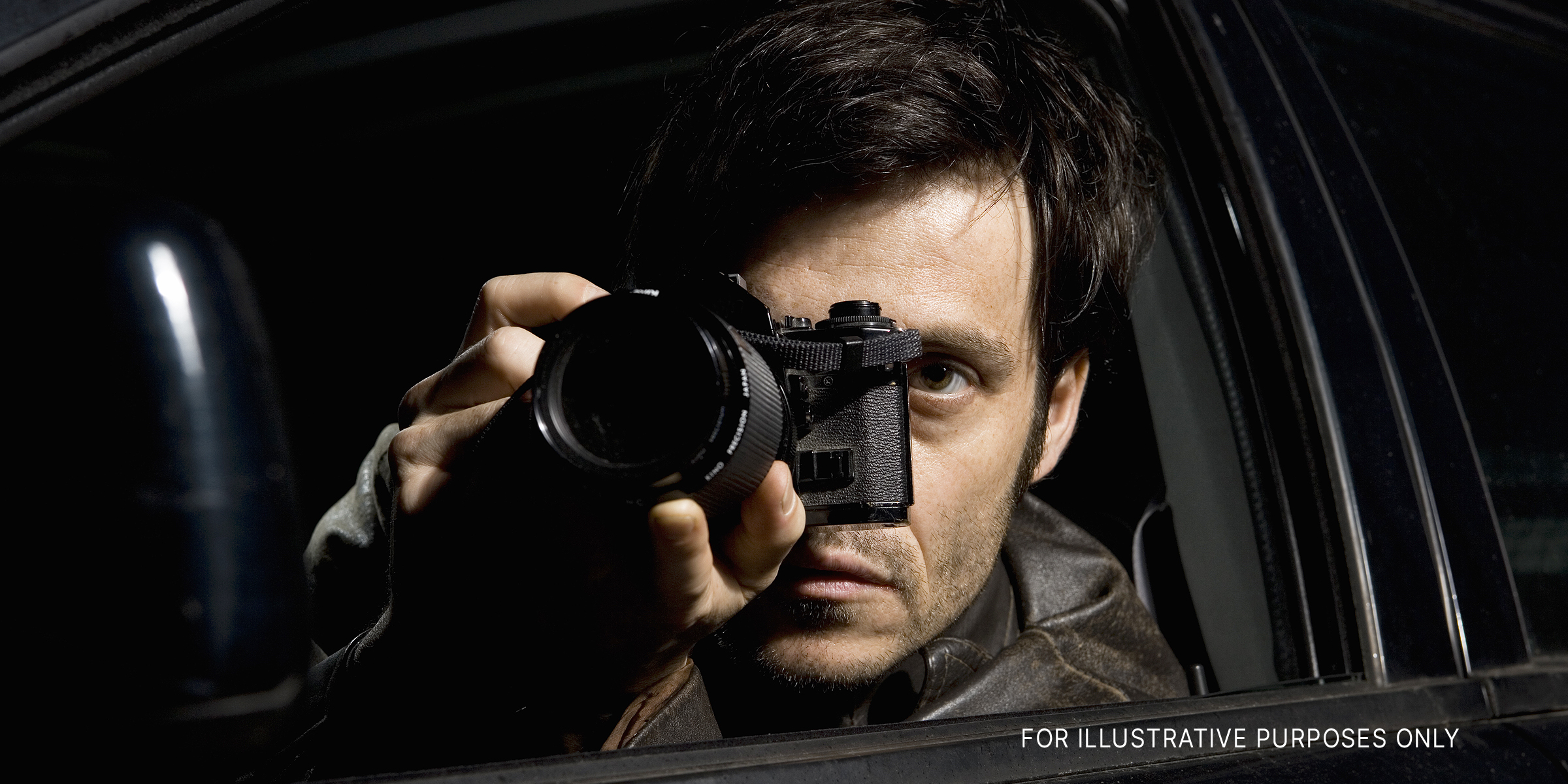 Mann hält Kamera | Quelle: Getty Images